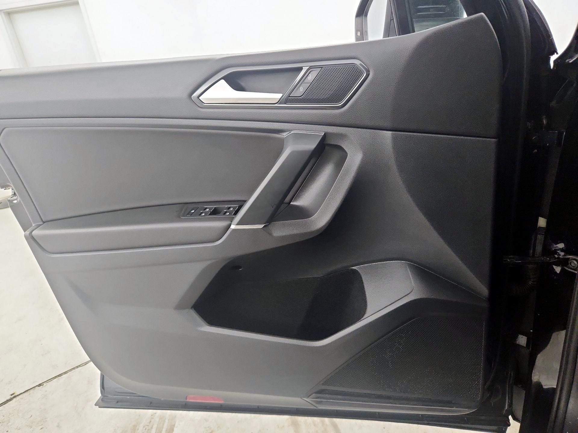 Thumbnail: 2018 Volkswagen Tiguan - 12
