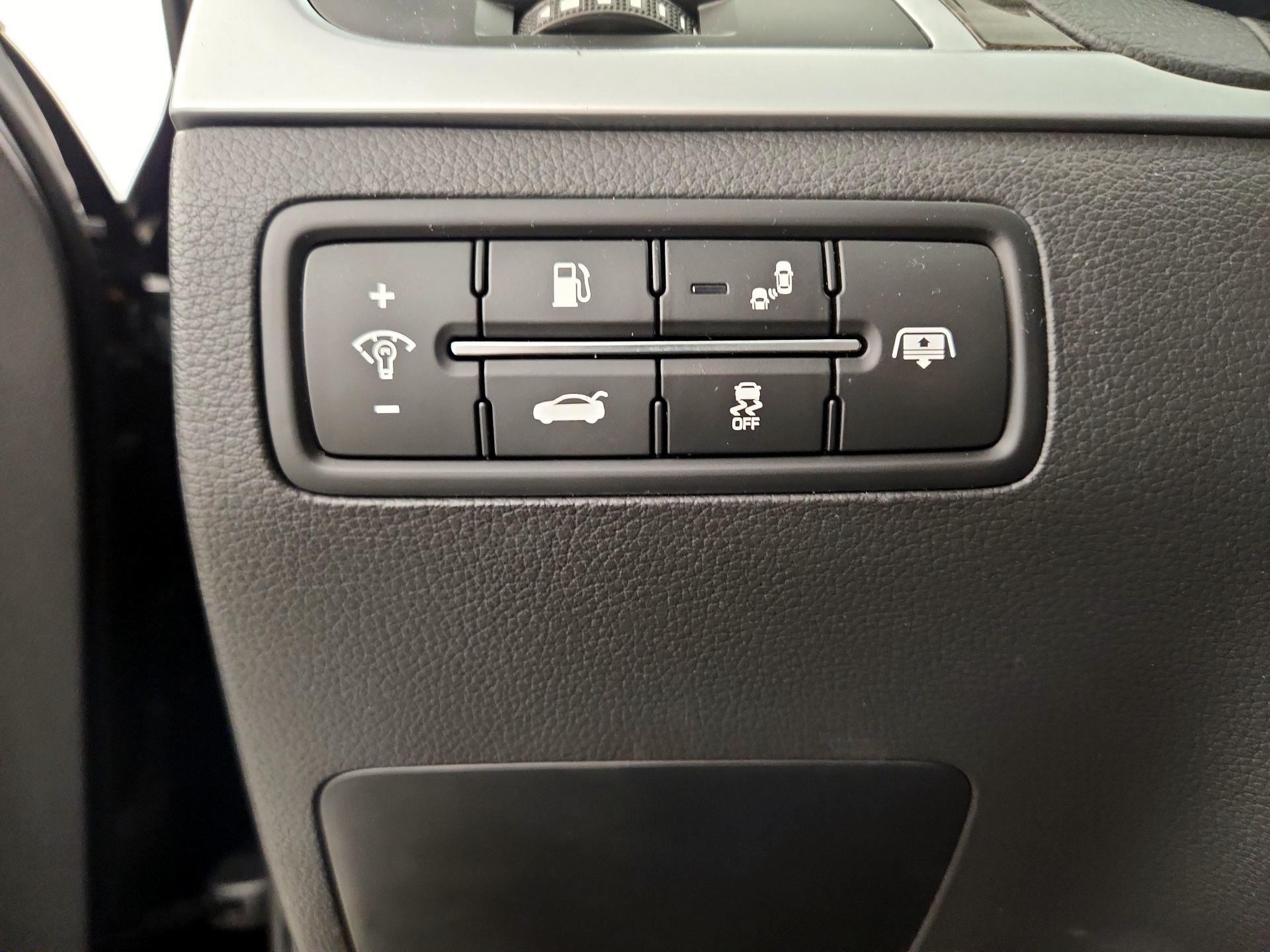 Thumbnail: 2015 Hyundai Genesis - 13