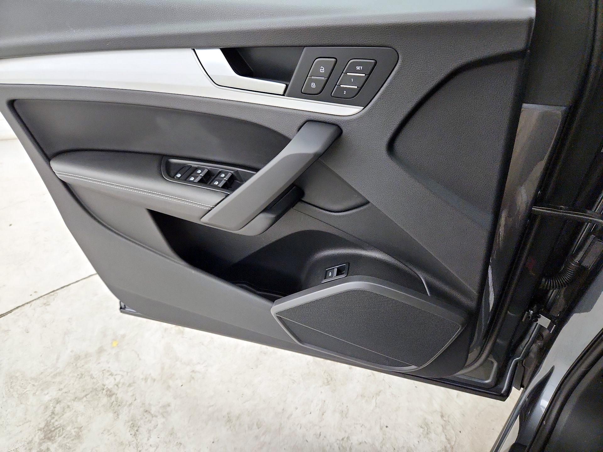 Thumbnail: 2018 Audi SQ5 - 12