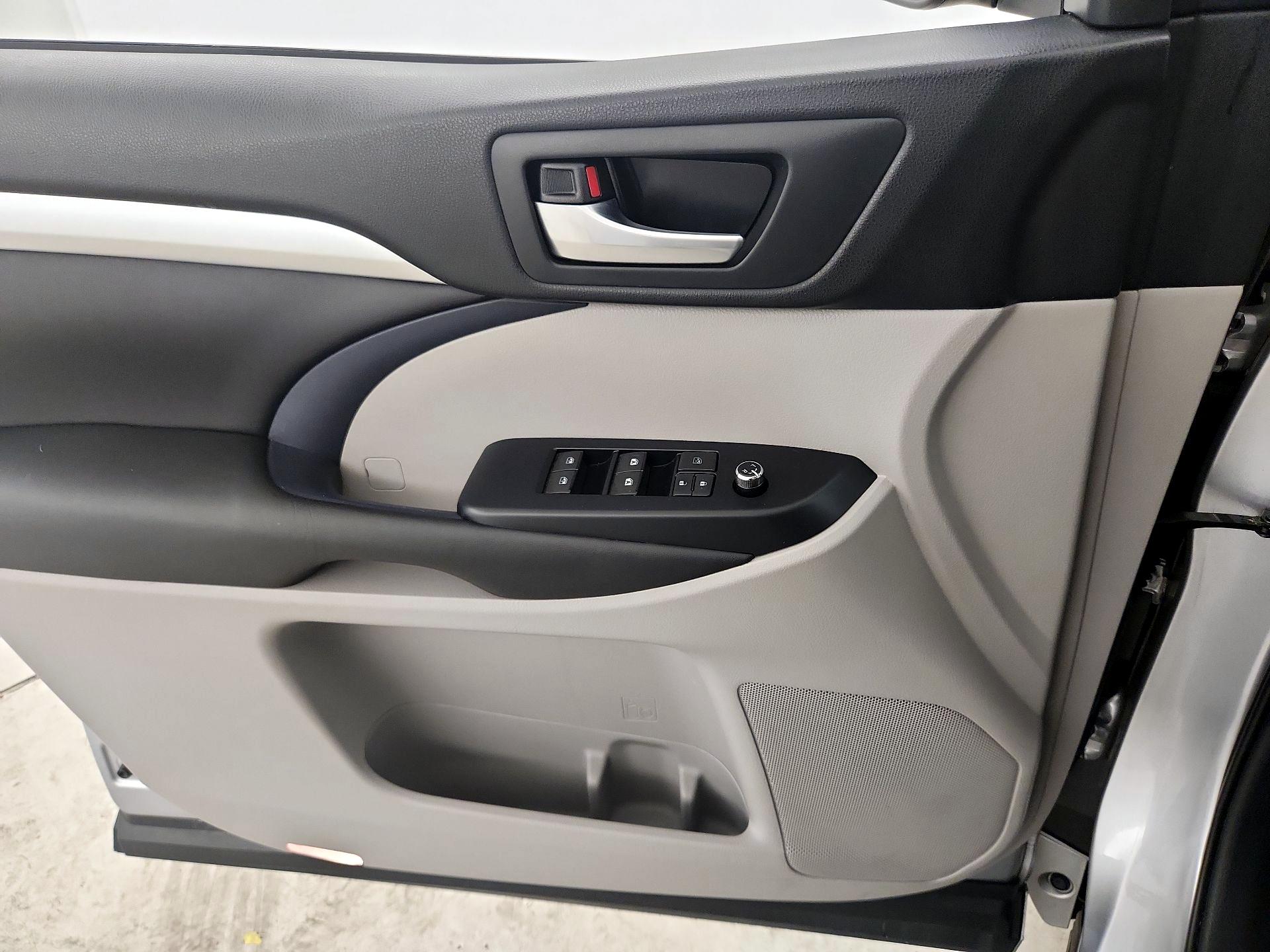 Thumbnail: 2016 Toyota Highlander - 12