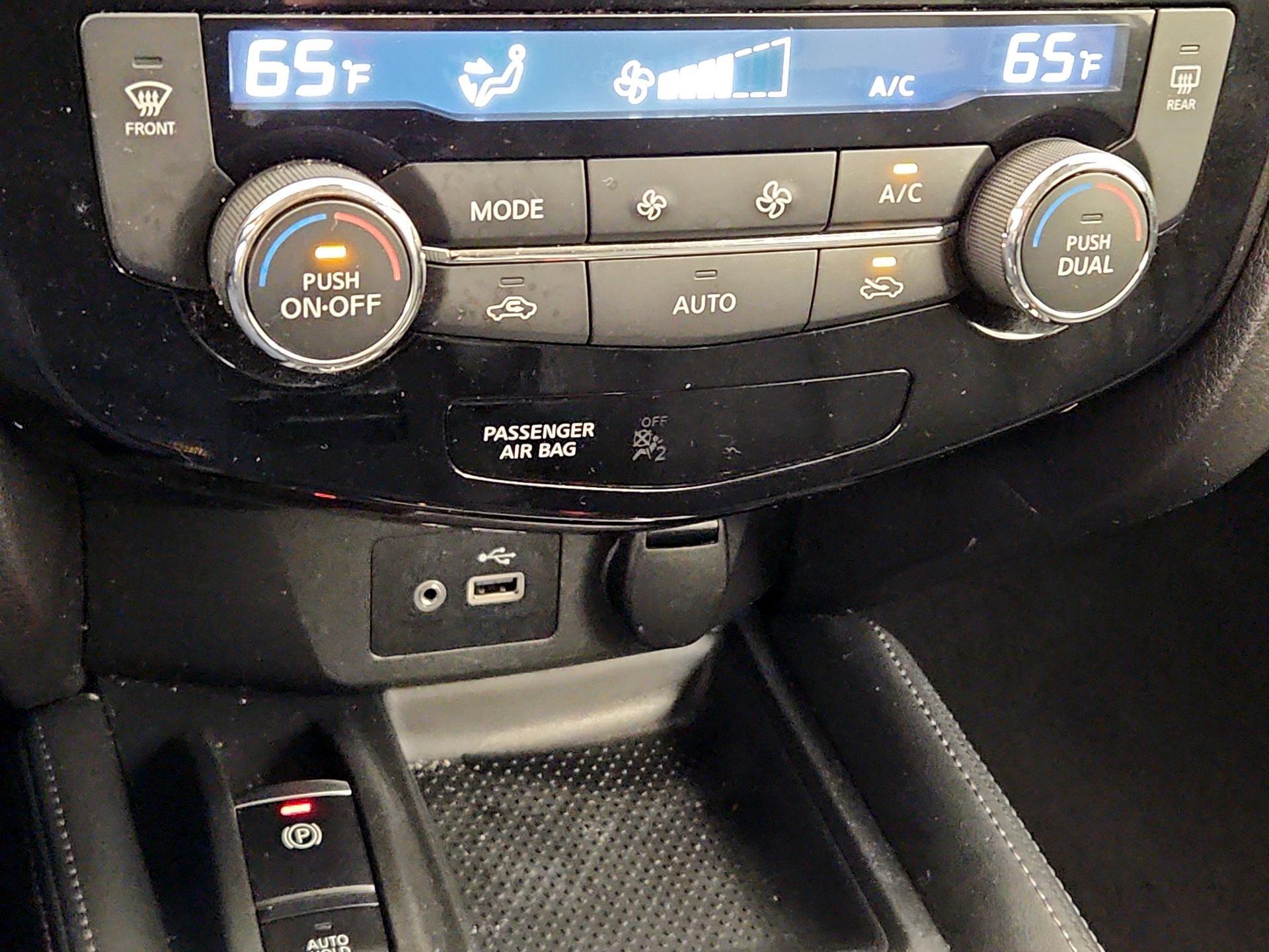 Thumbnail: 2018 Nissan Rogue - 17