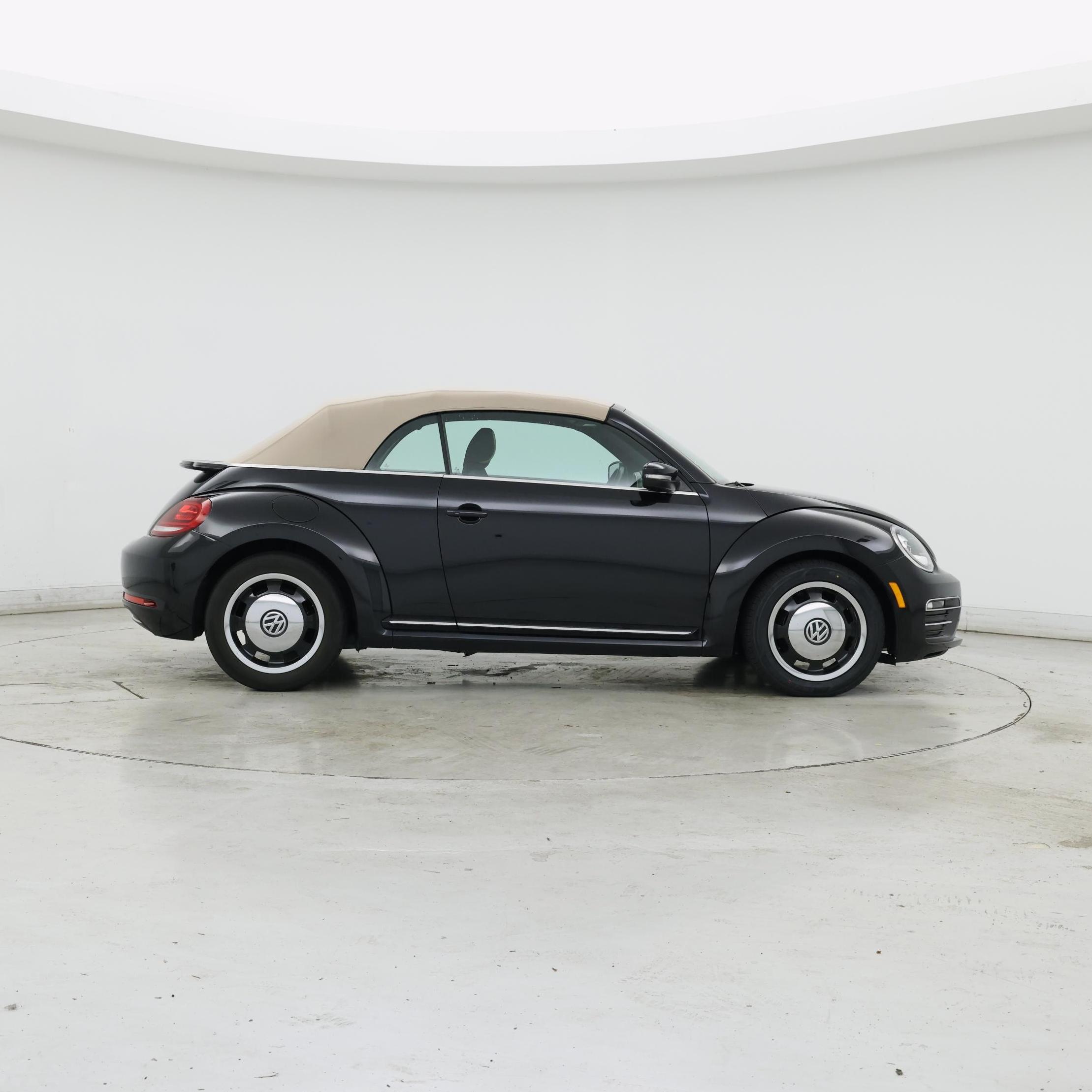 Thumbnail: 2018 Volkswagen Beetle - 7