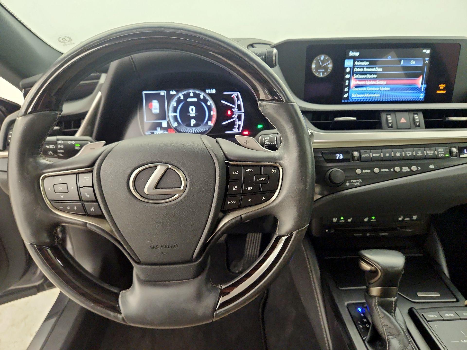 Thumbnail: 2020 Lexus ES - 10