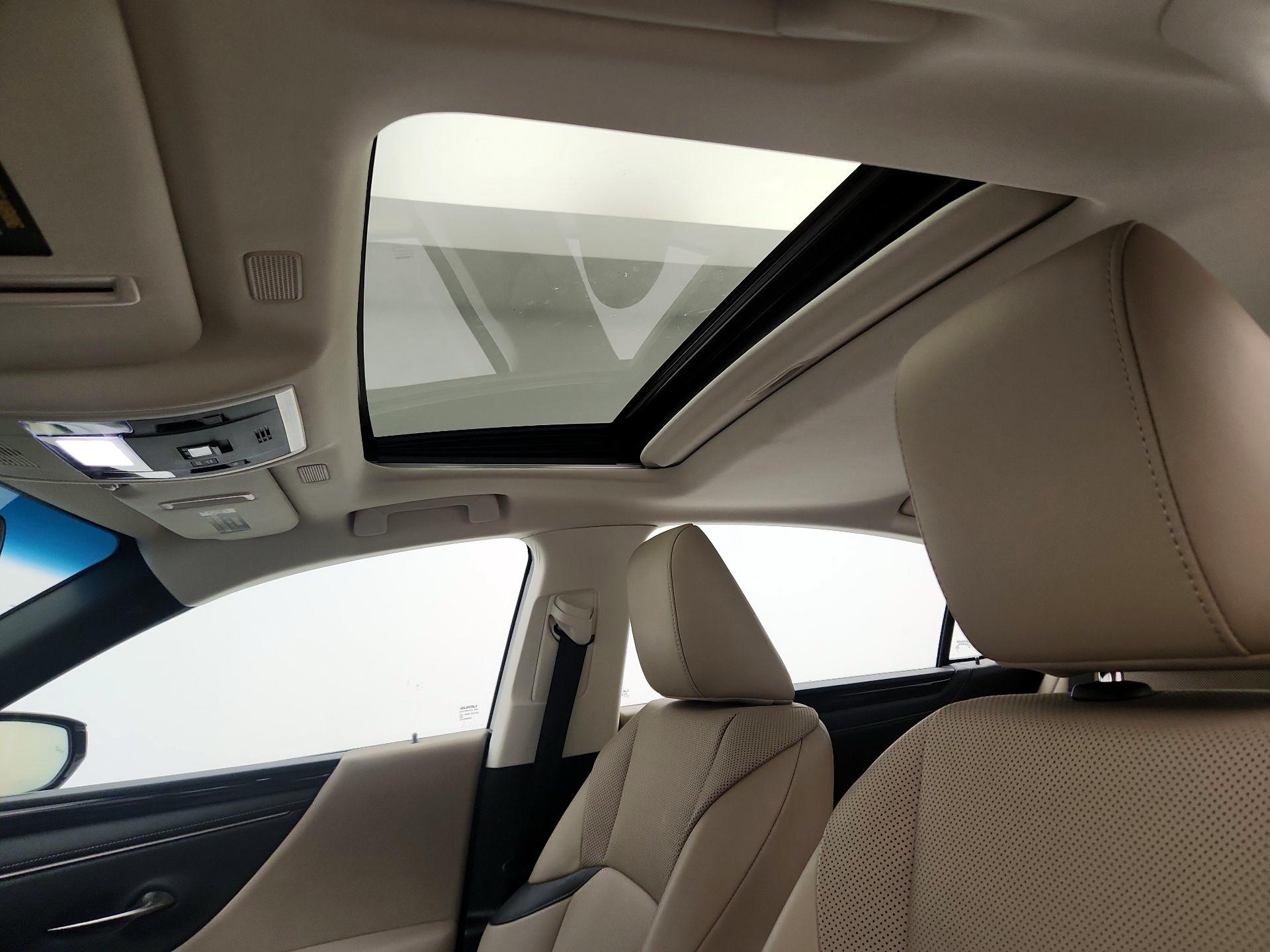 Thumbnail: 2020 Lexus ES - 19