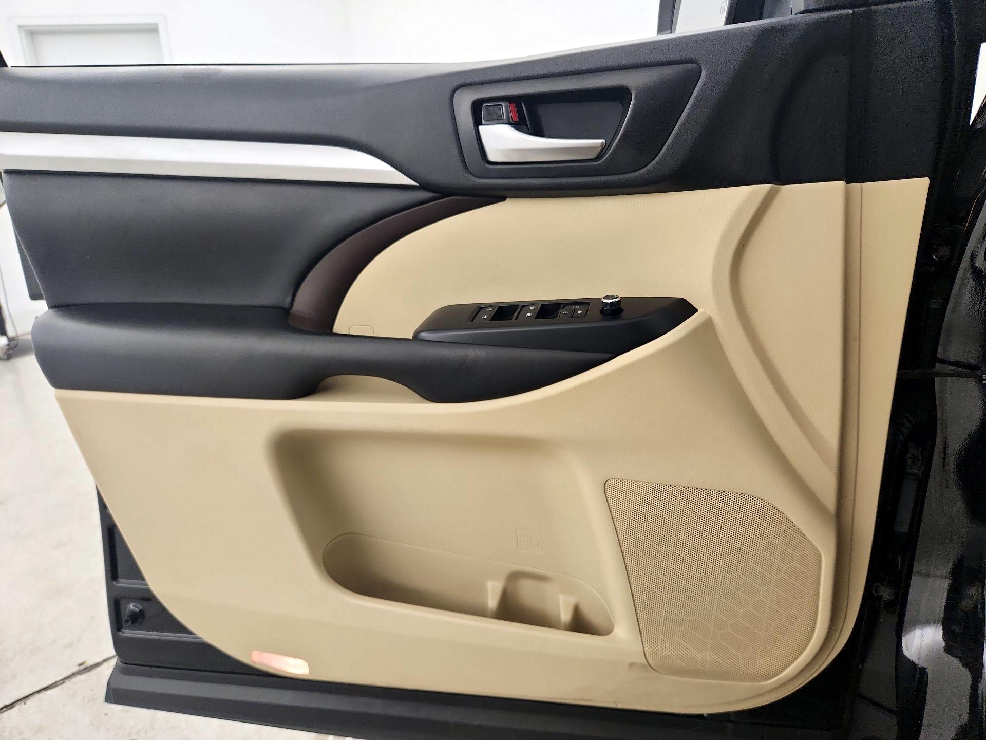 Thumbnail: 2019 Toyota Highlander - 12