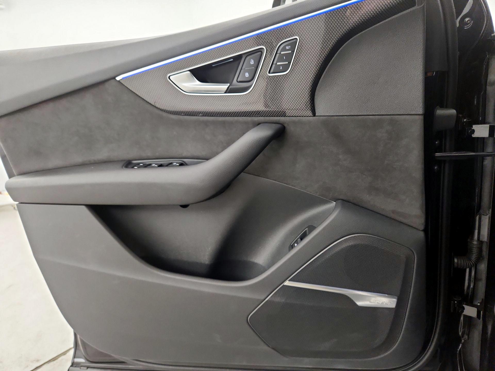 Thumbnail: 2020 Audi SQ7 - 12