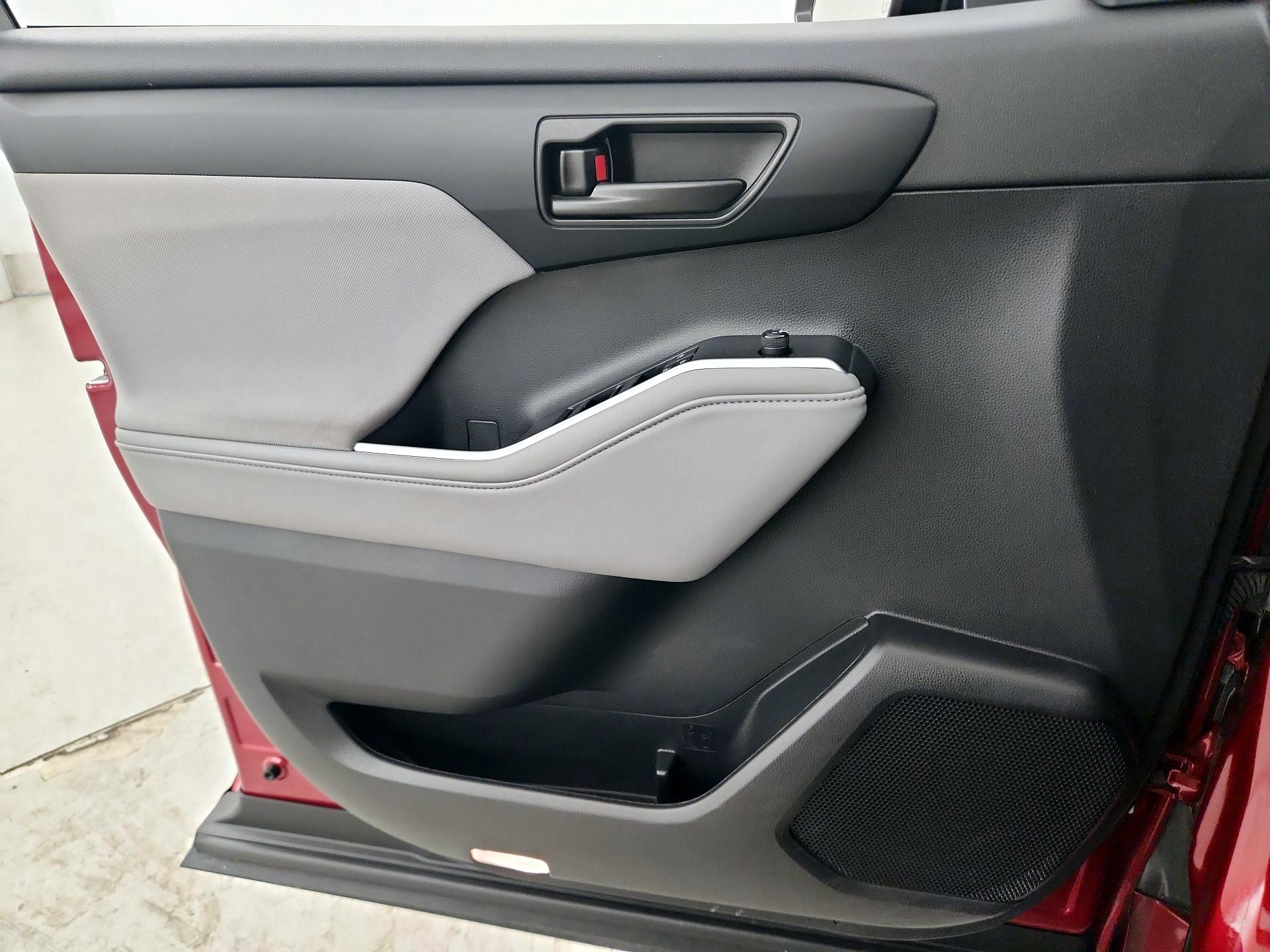 Thumbnail: 2023 Toyota Highlander - 12