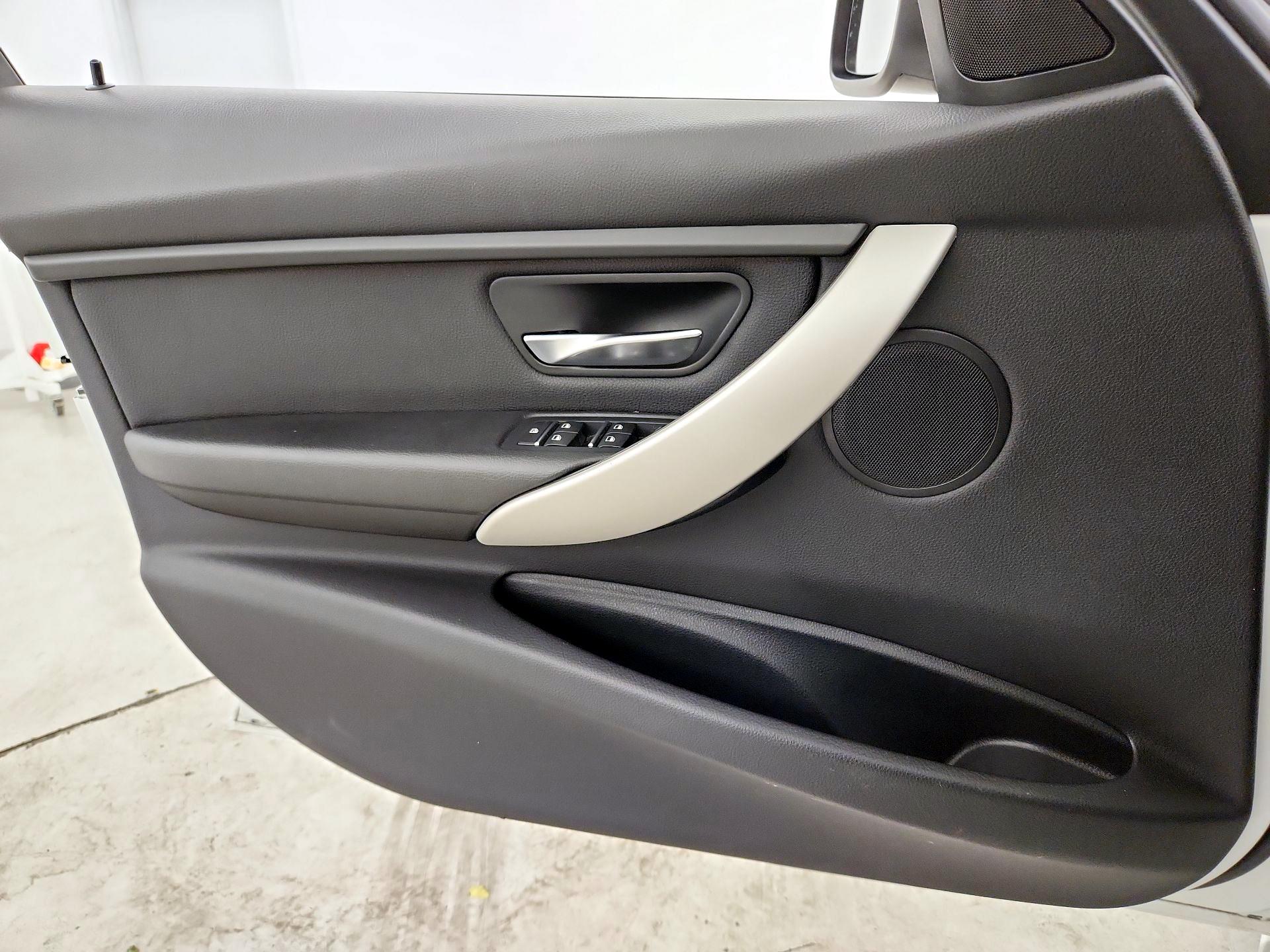 Thumbnail: 2018 BMW 3 Series - 12