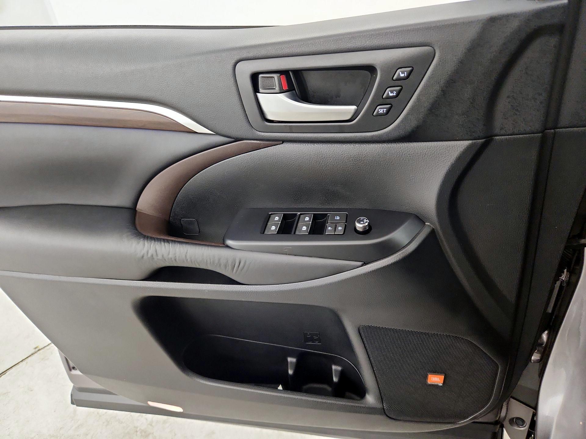 Thumbnail: 2015 Toyota Highlander - 12