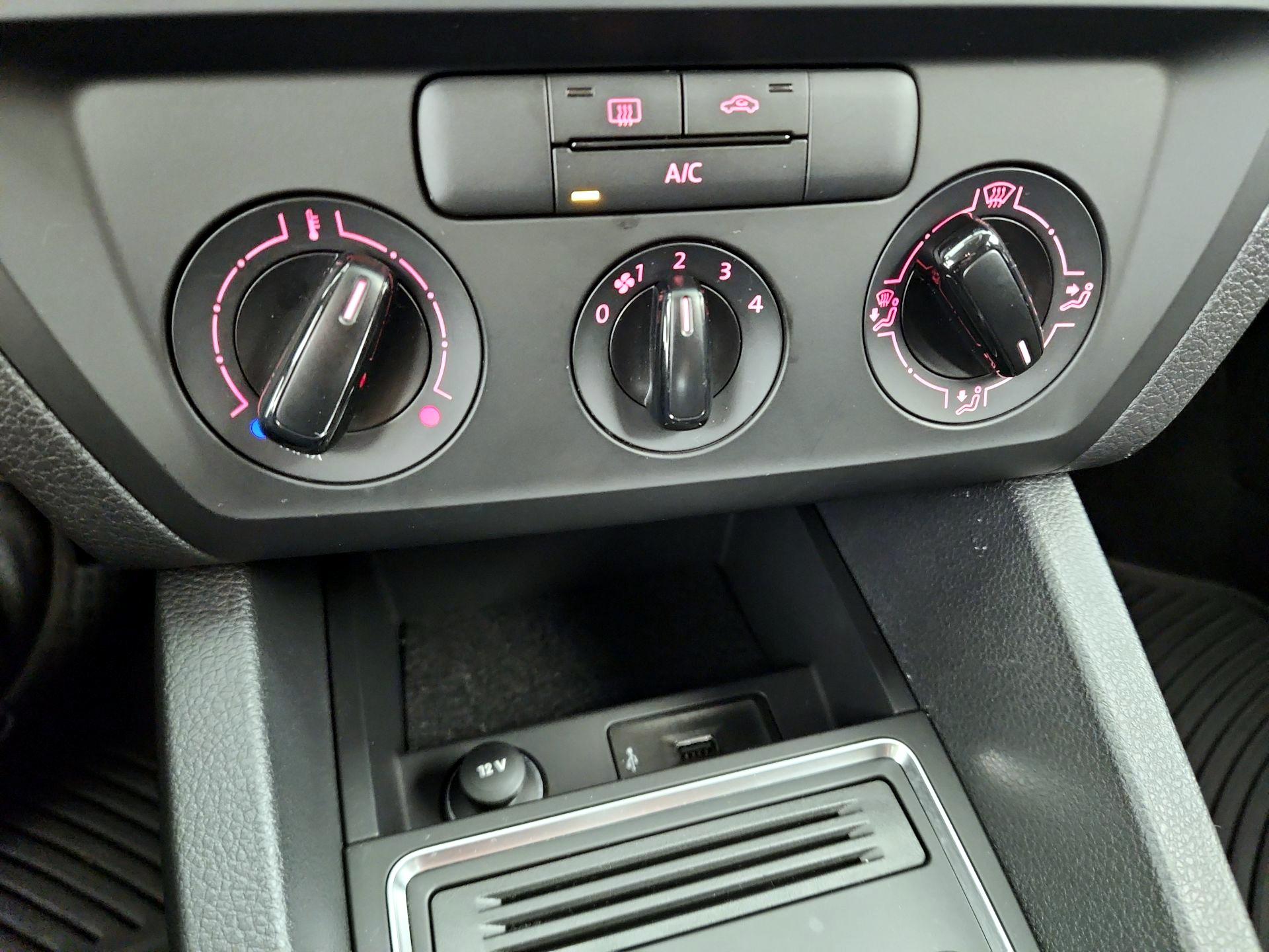Thumbnail: 2016 Volkswagen Jetta - 16