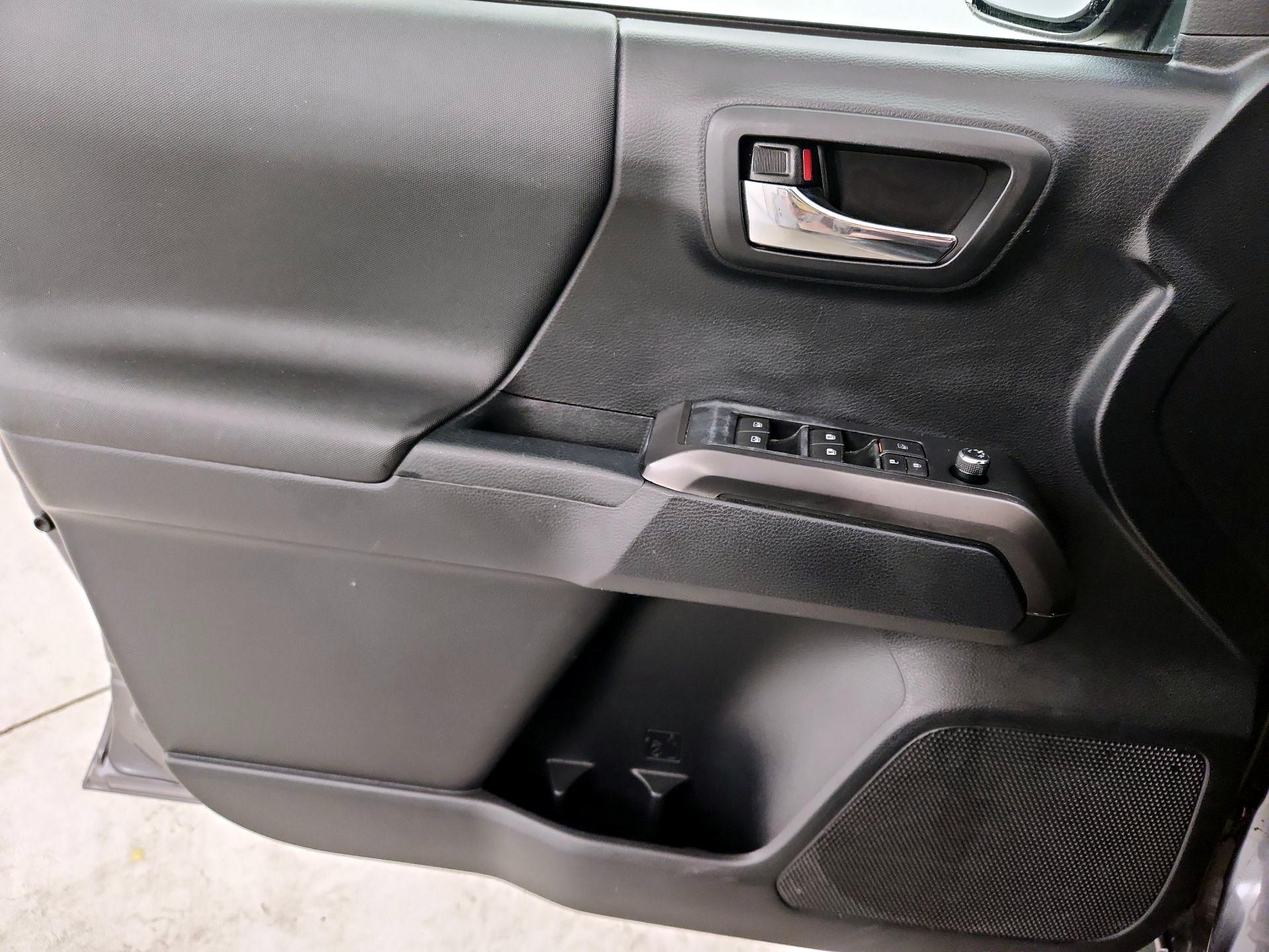 Thumbnail: 2018 Toyota Tacoma - 12