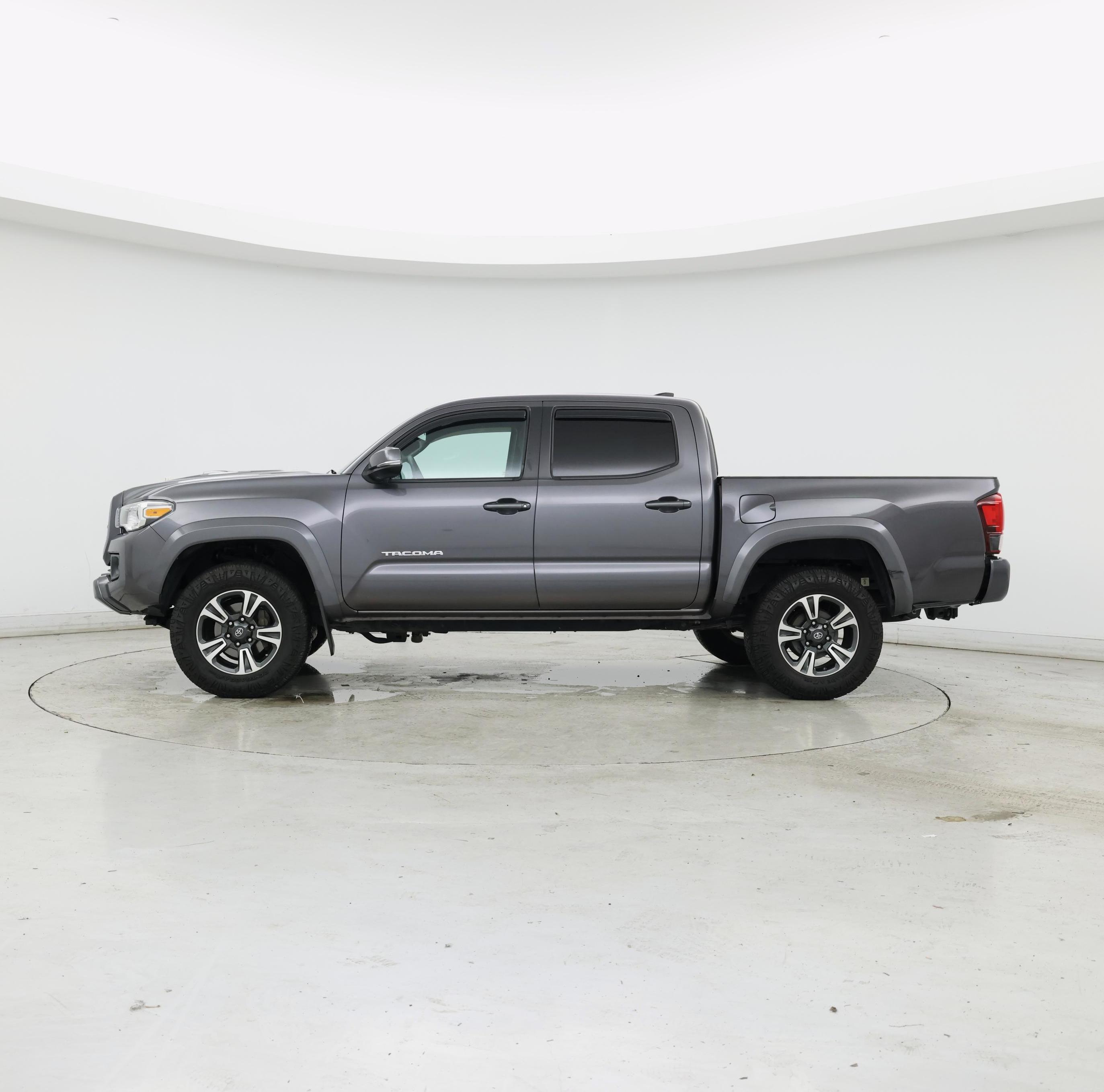 Thumbnail: 2018 Toyota Tacoma - 3