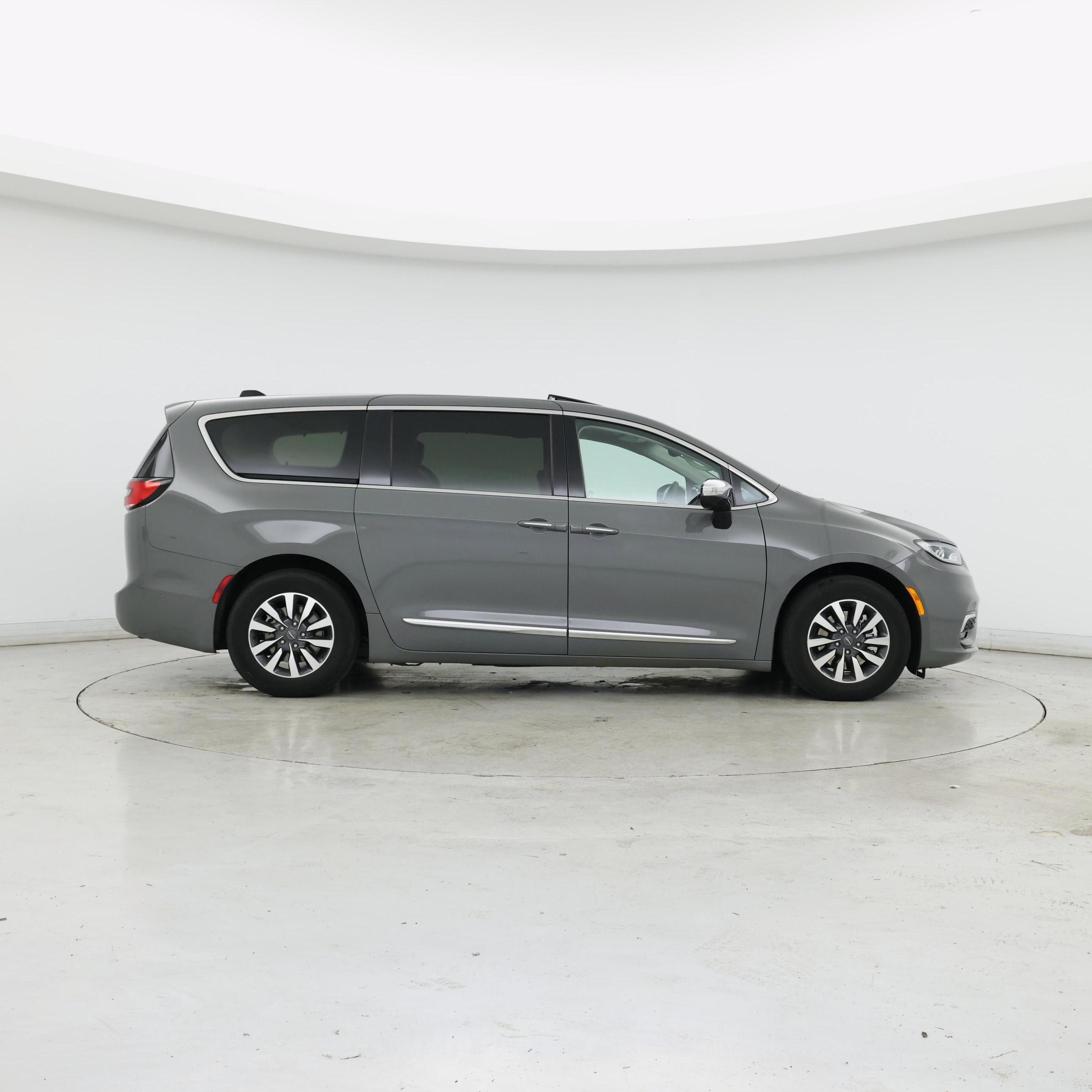 Thumbnail: 2023 Chrysler Pacifica - 7
