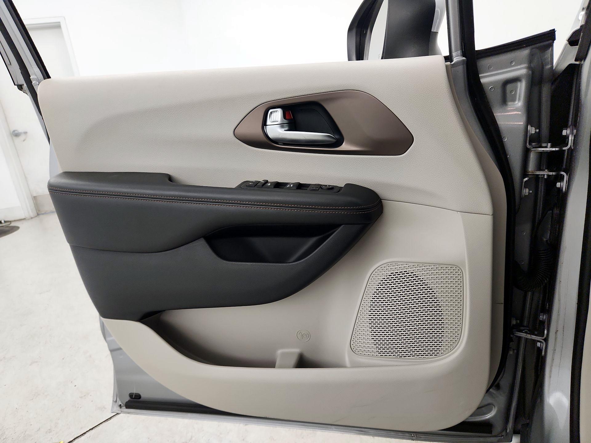 Thumbnail: 2019 Chrysler Pacifica - 12