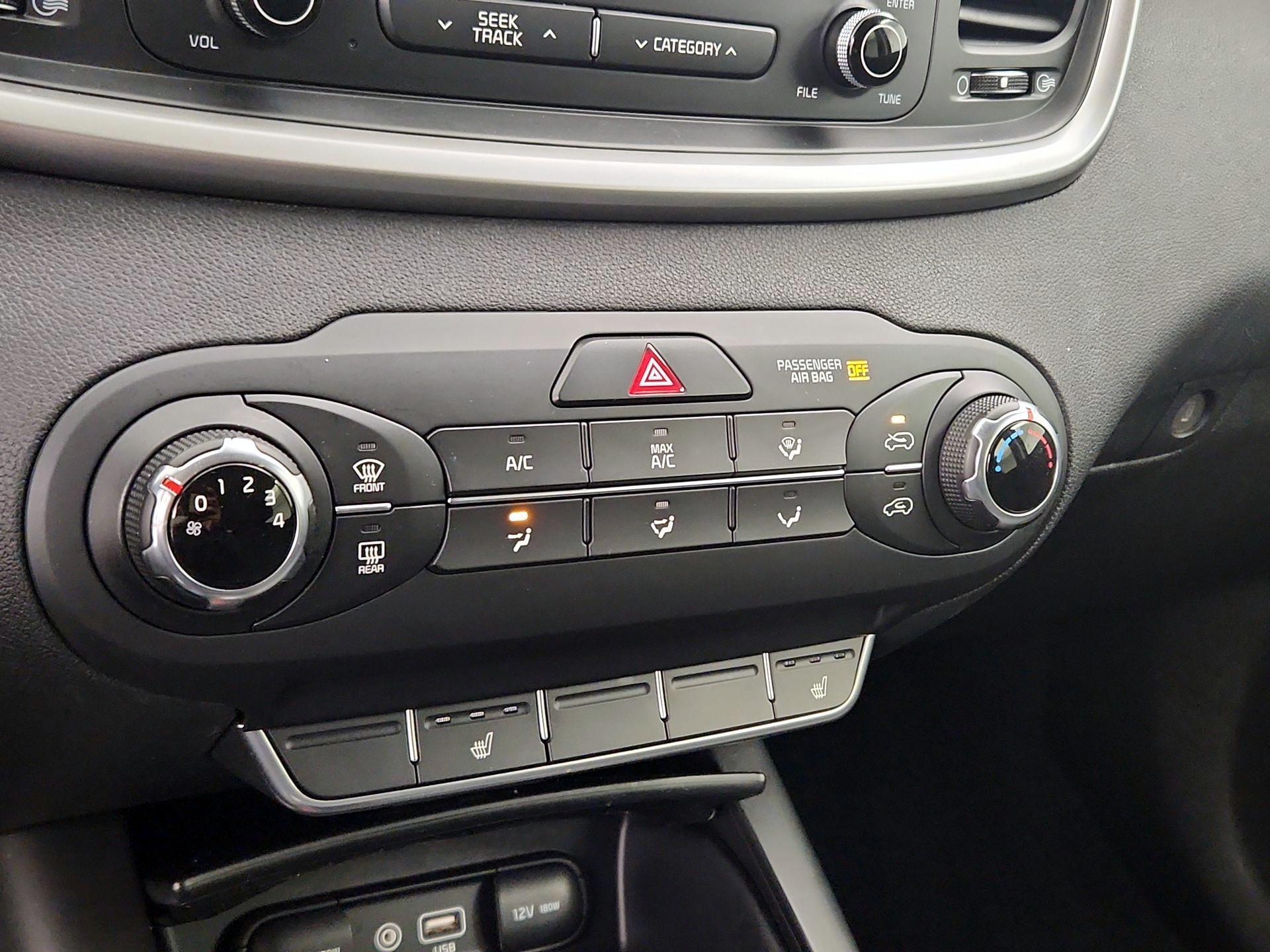 Thumbnail: 2016 Kia Sorento - 16