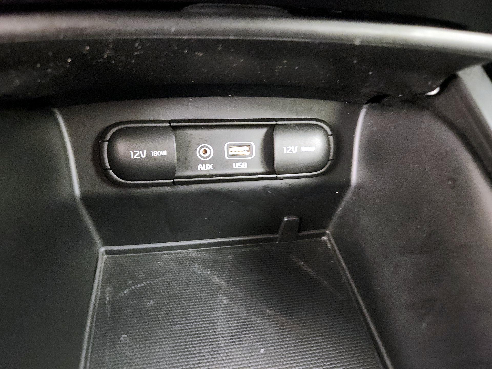 Thumbnail: 2016 Kia Sorento - 18