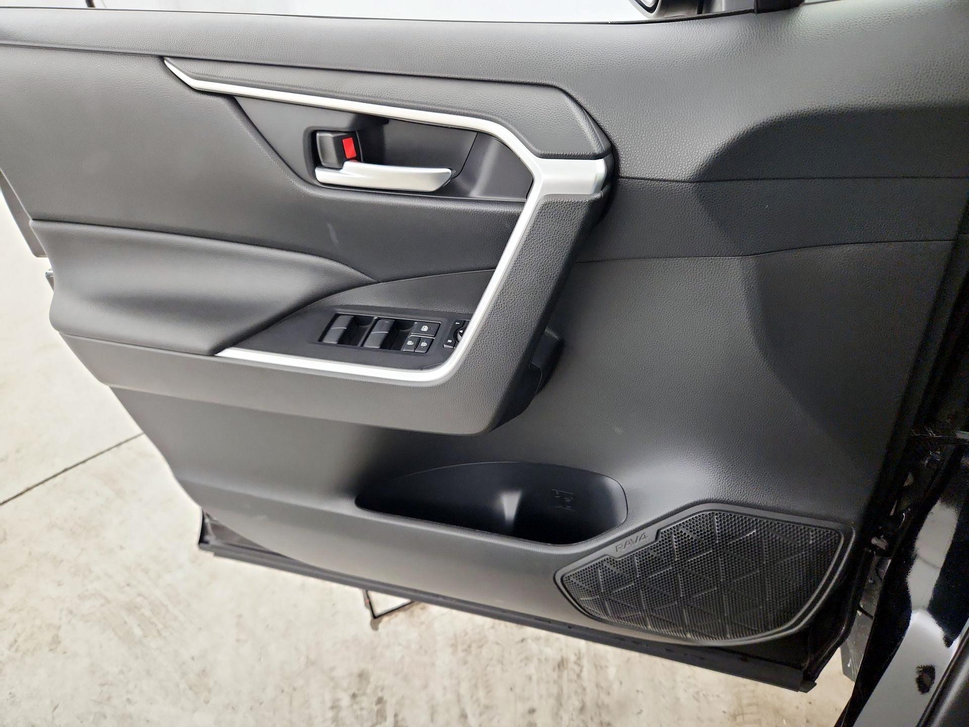 Thumbnail: 2020 Toyota RAV4 - 12