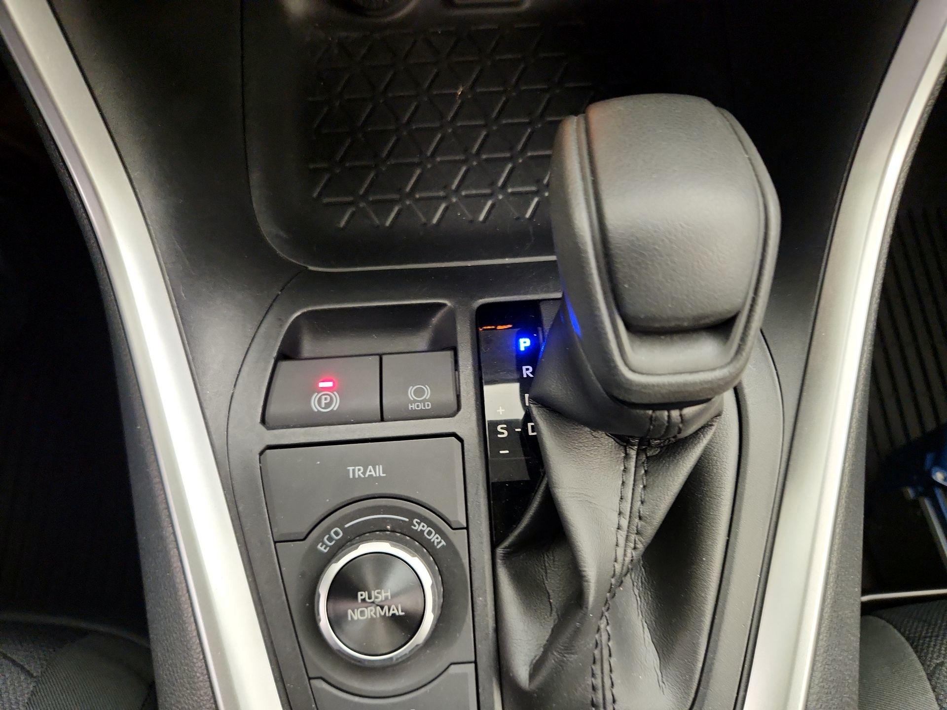 Thumbnail: 2020 Toyota RAV4 - 17