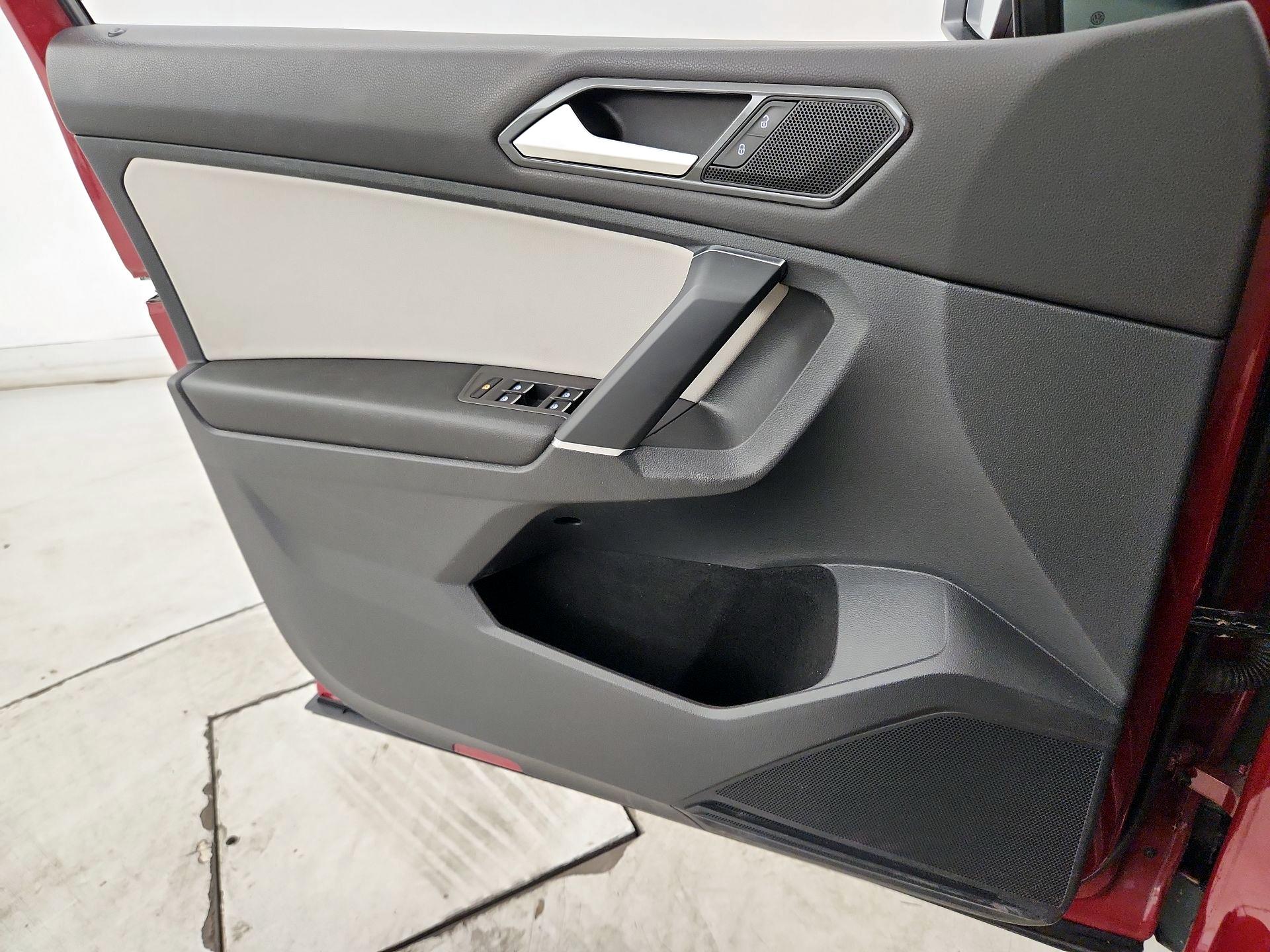 Thumbnail: 2018 Volkswagen Tiguan - 12