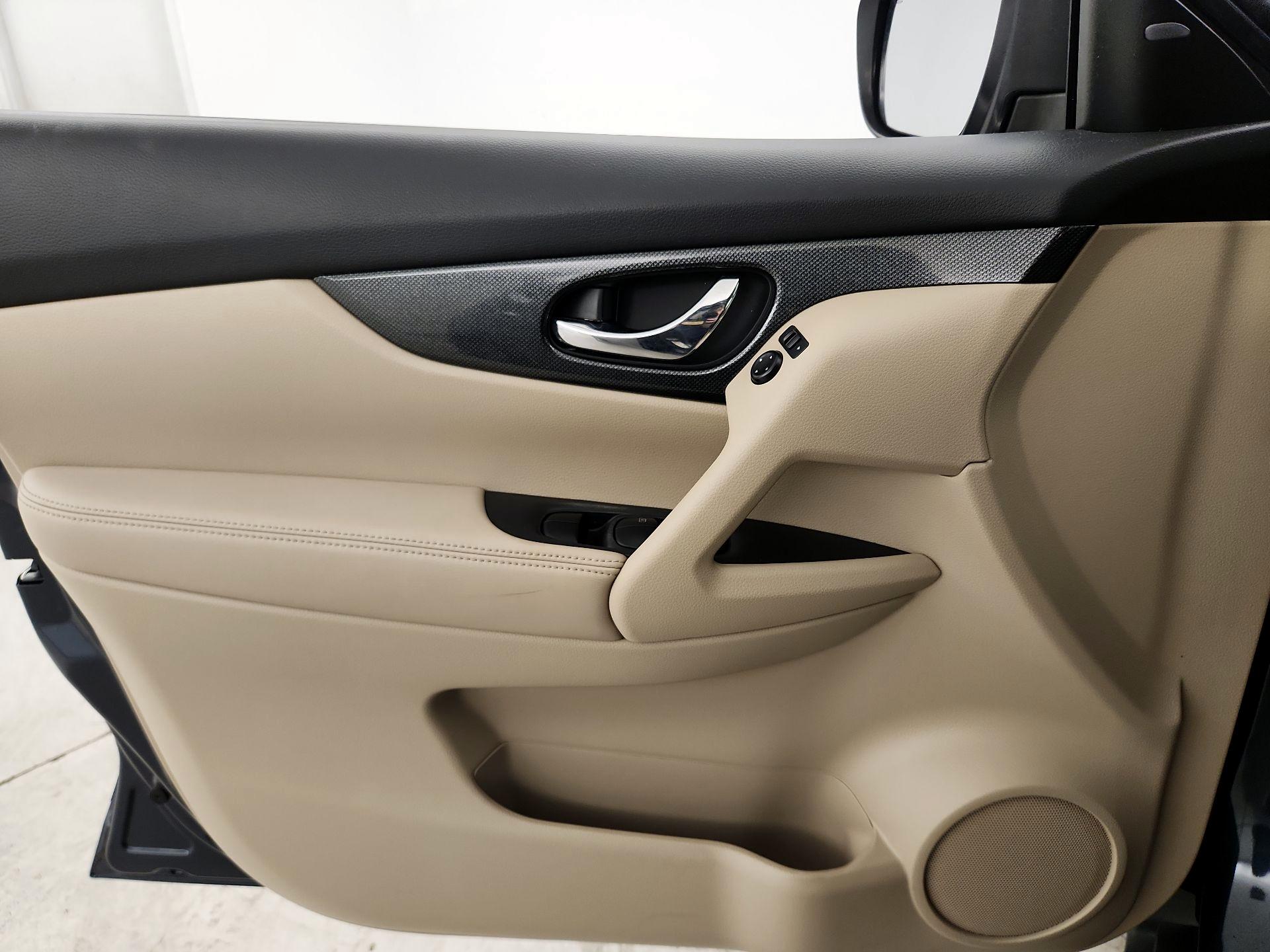 Thumbnail: 2016 Nissan Rogue - 12