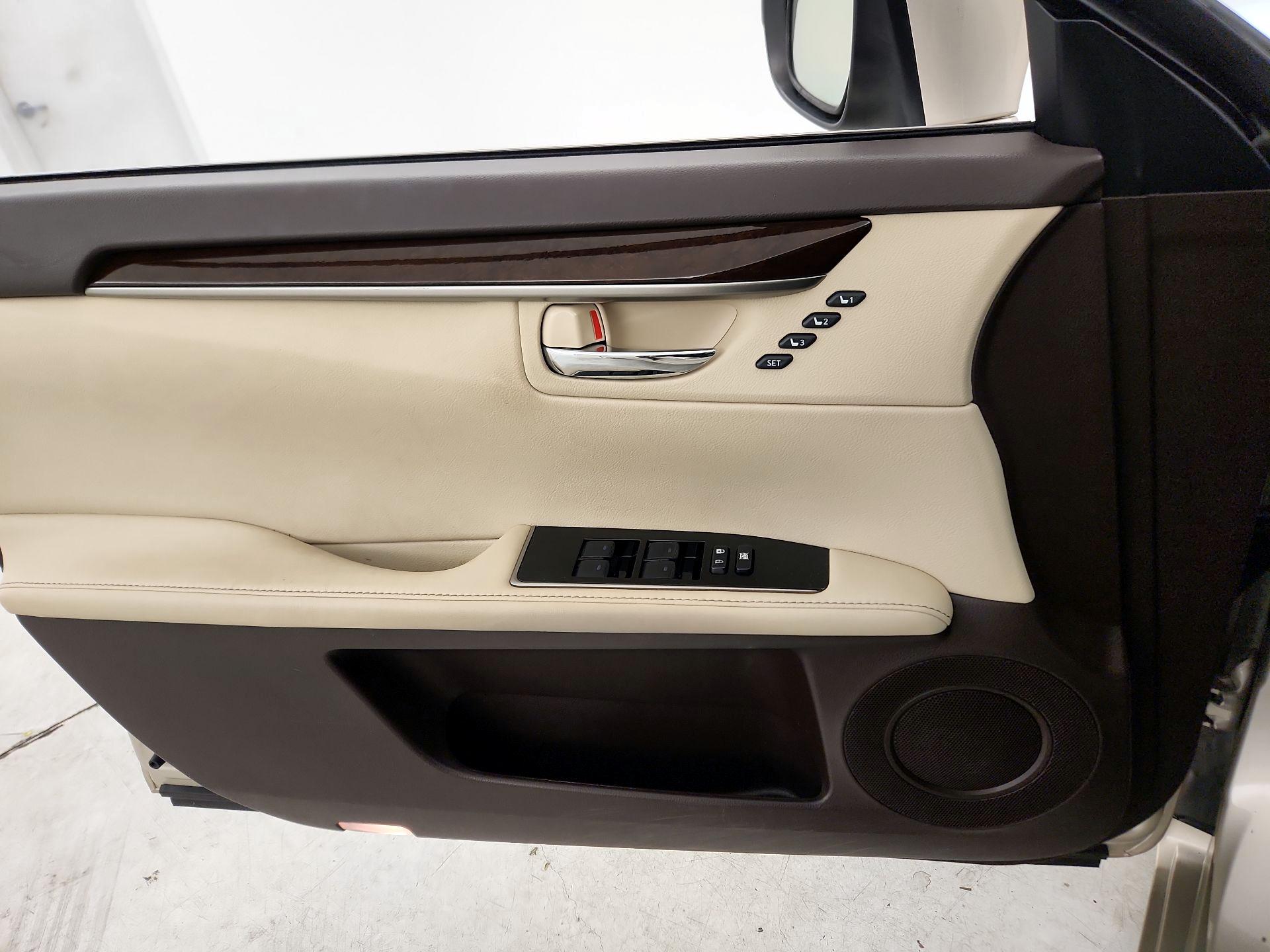 Thumbnail: 2016 Lexus ES - 12