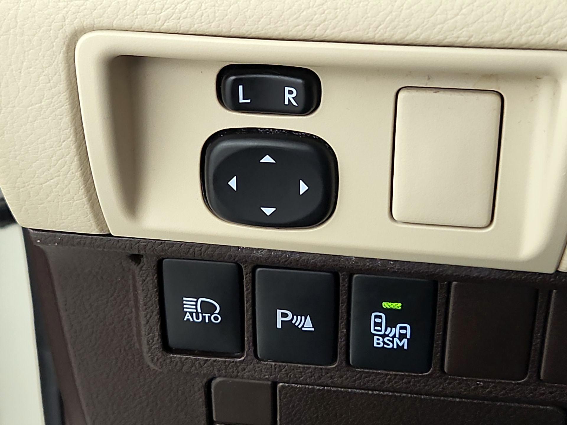 Thumbnail: 2016 Lexus ES - 13