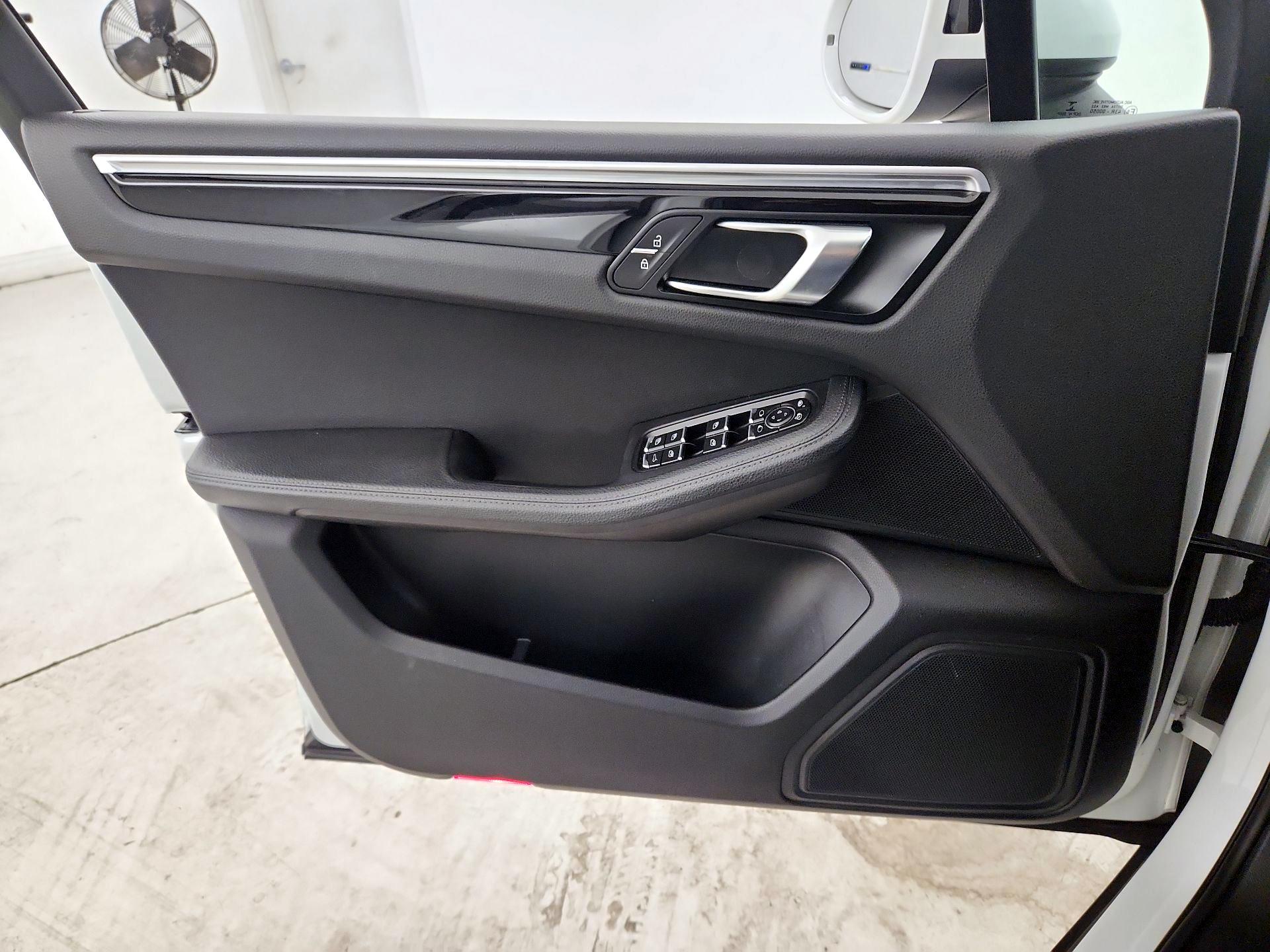 Thumbnail: 2021 Porsche Macan - 12