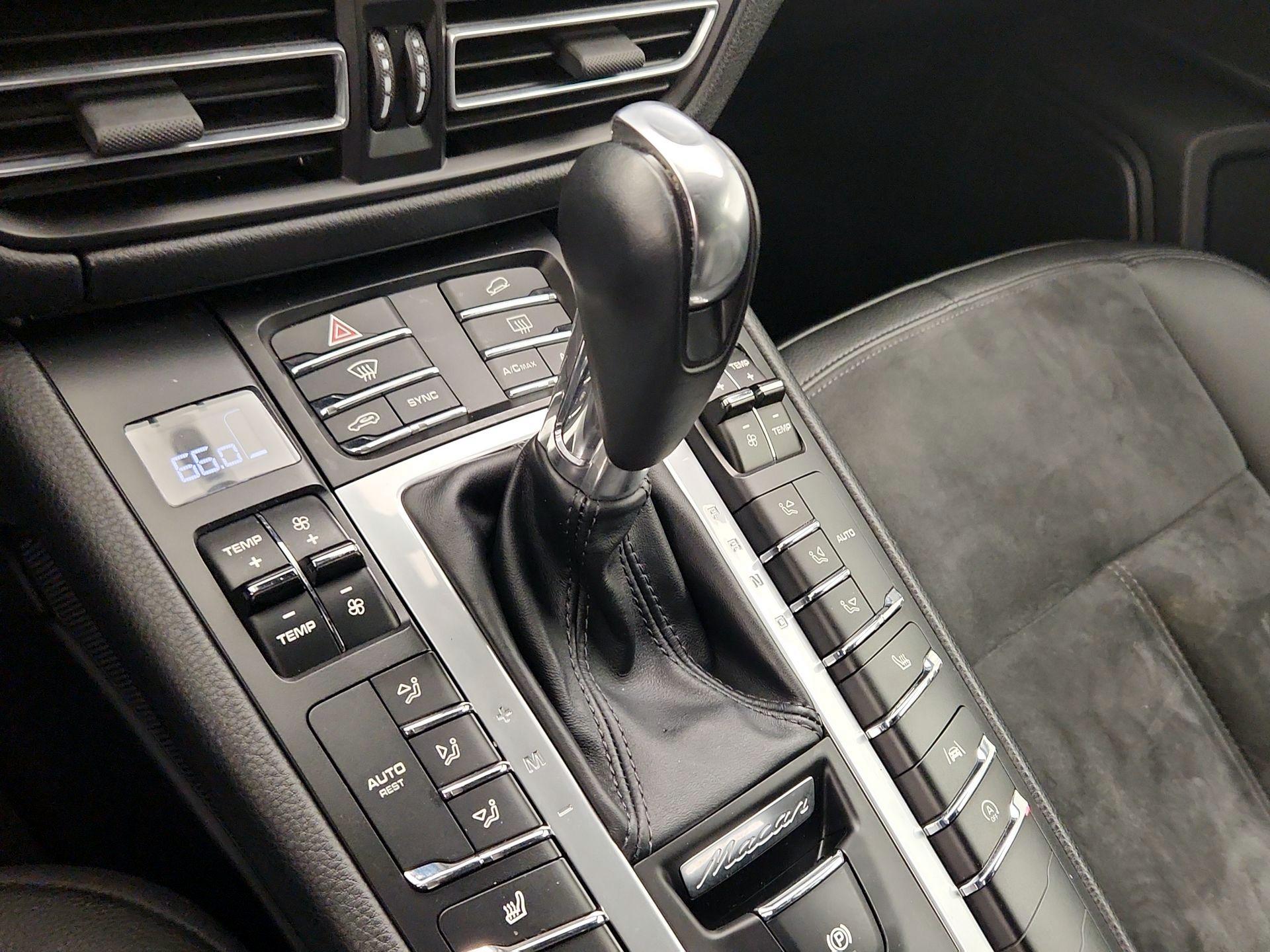 Thumbnail: 2021 Porsche Macan - 18