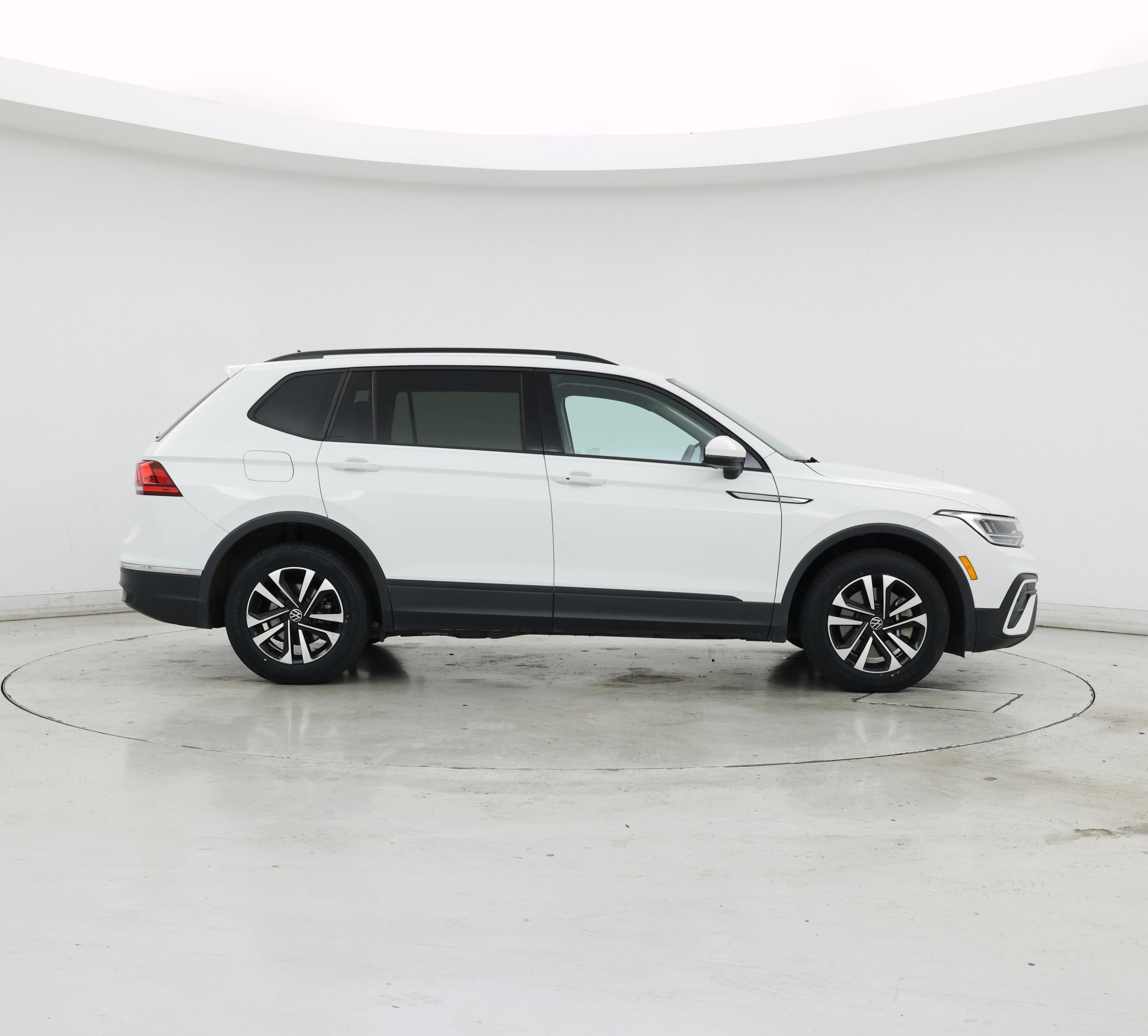 Thumbnail: 2023 Volkswagen Tiguan - 7