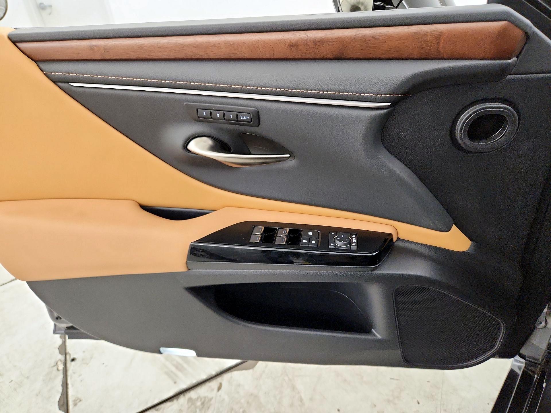 Thumbnail: 2025 Lexus ES - 12