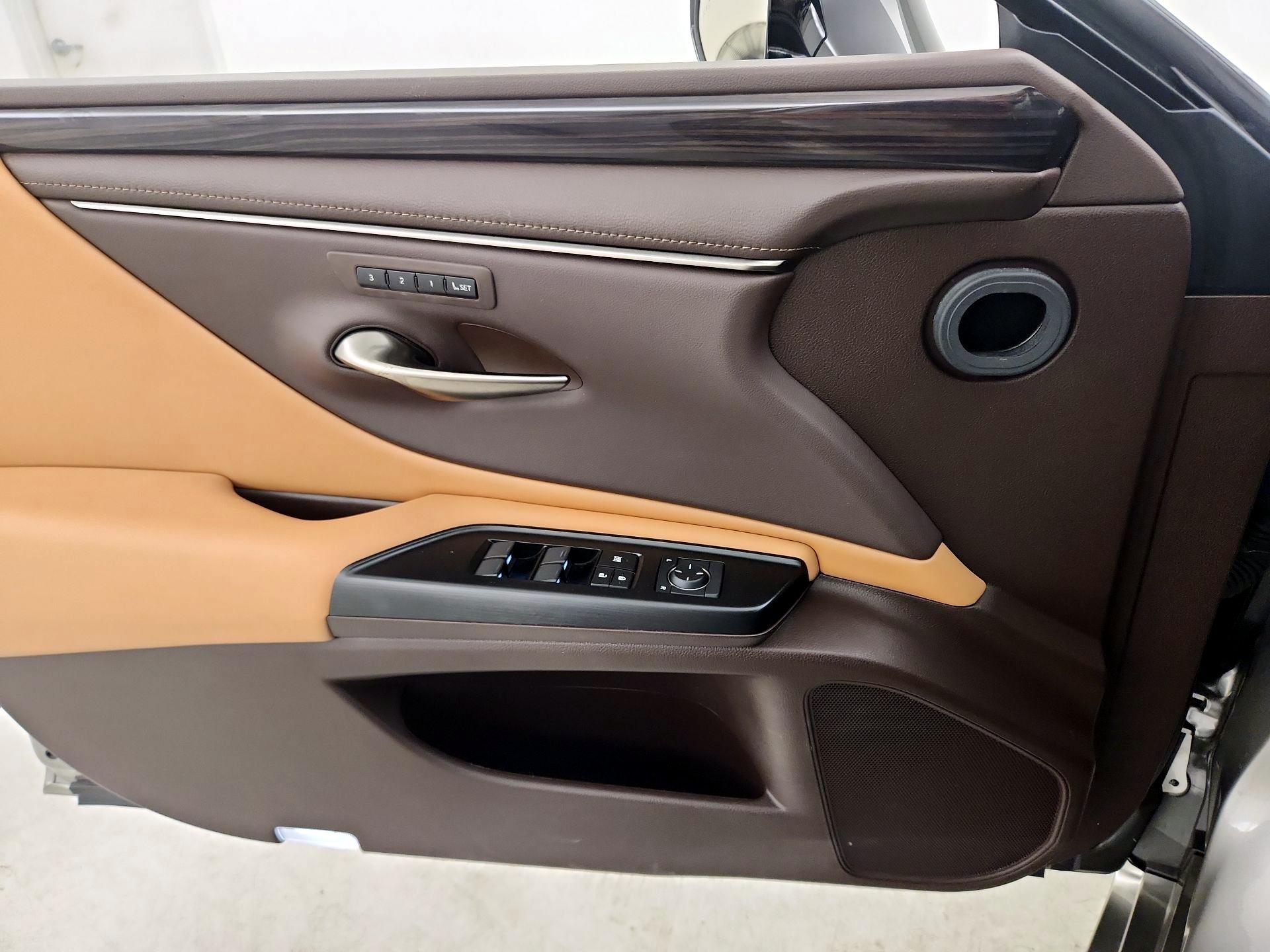 Thumbnail: 2019 Lexus ES - 12