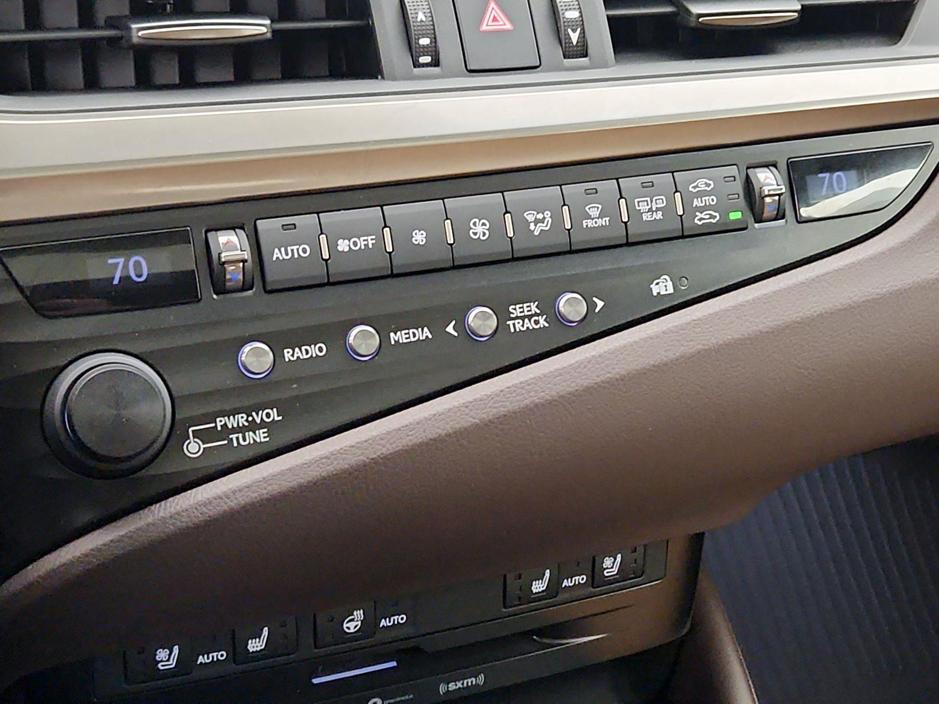 Thumbnail: 2019 Lexus ES - 17