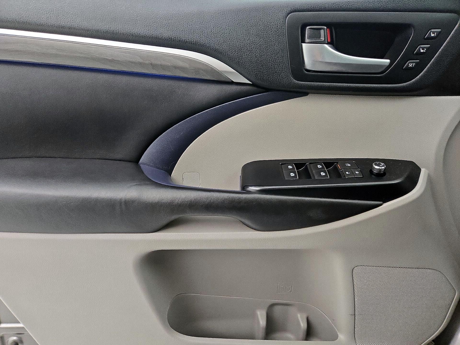 Thumbnail: 2017 Toyota Highlander - 12