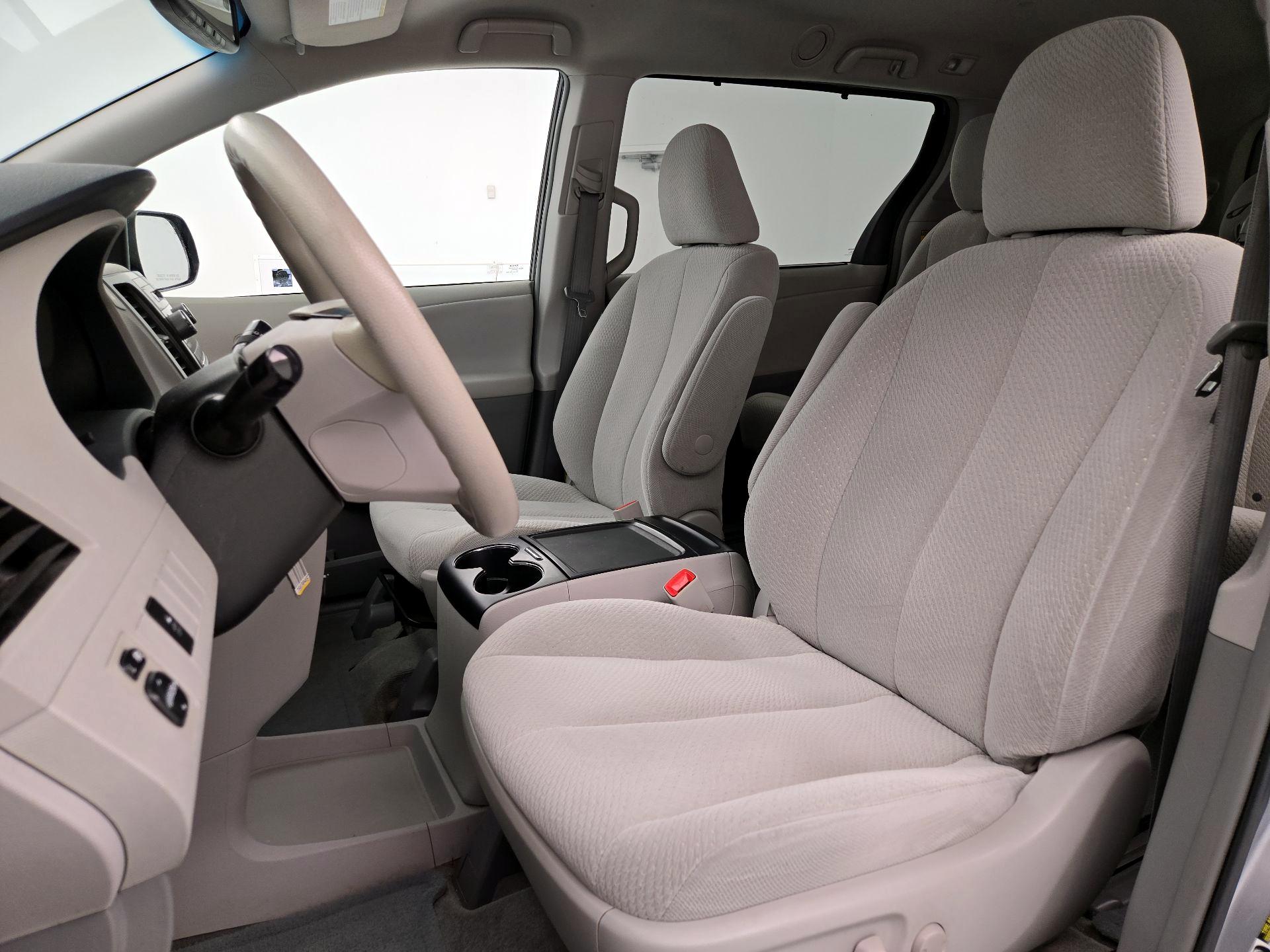 Thumbnail: 2014 Toyota Sienna - 11