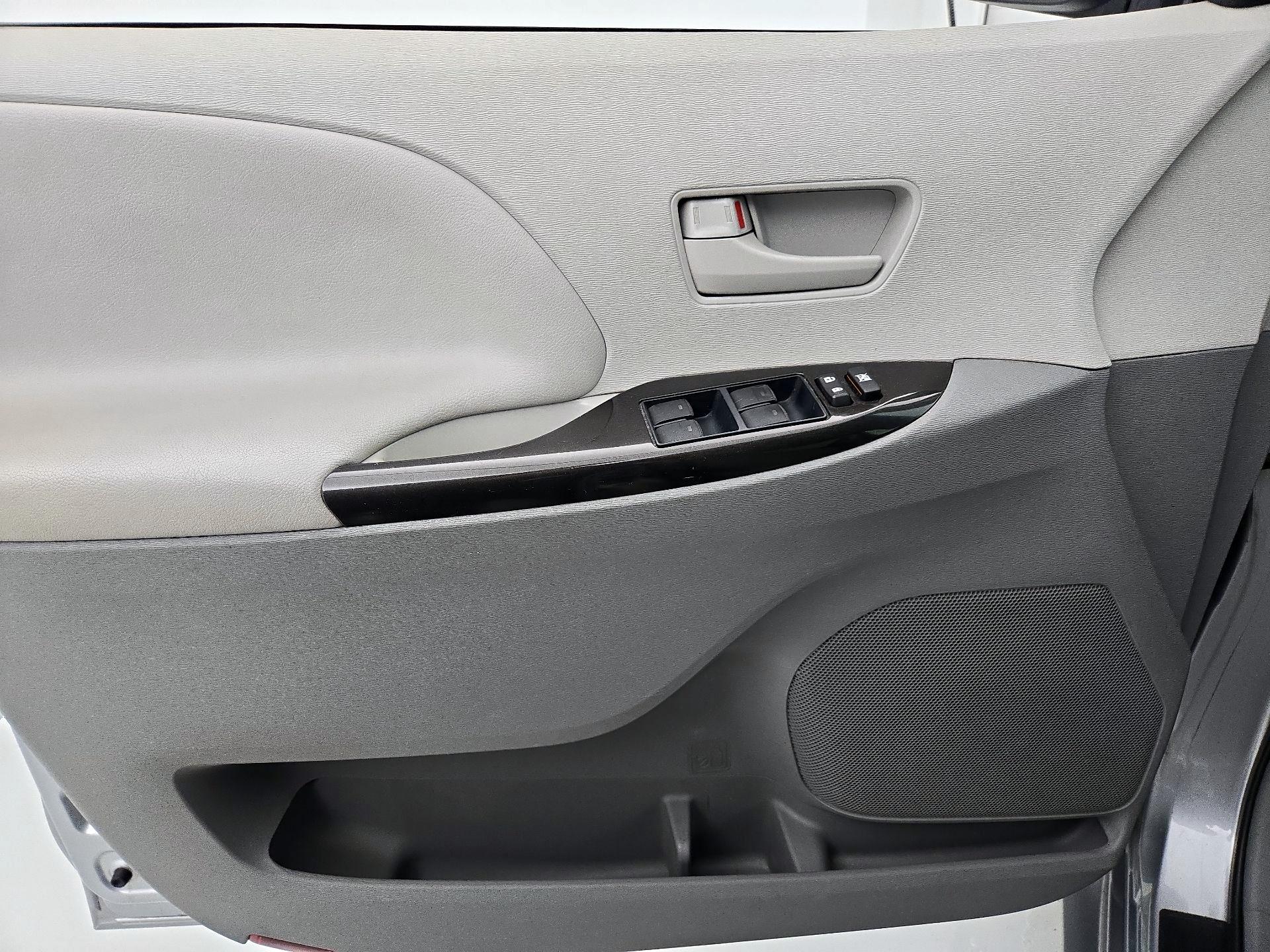 Thumbnail: 2014 Toyota Sienna - 12