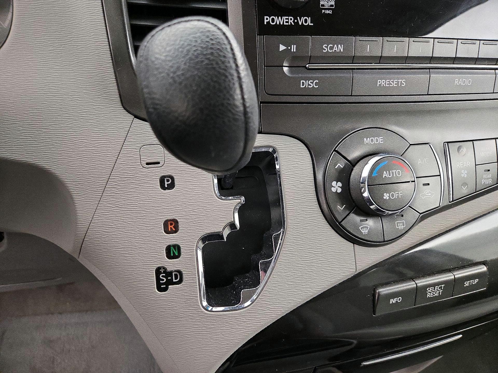 Thumbnail: 2014 Toyota Sienna - 17