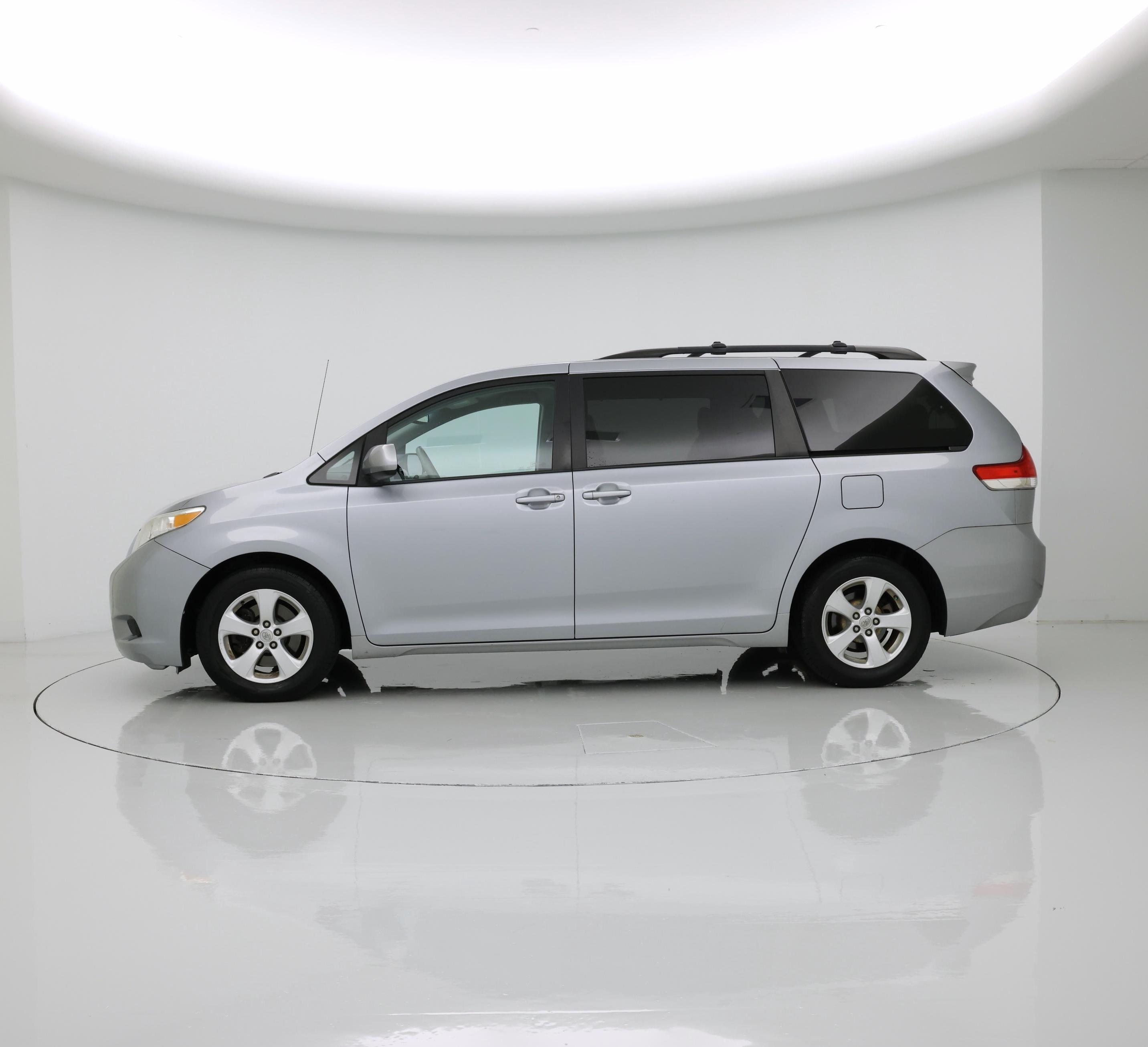 Thumbnail: 2014 Toyota Sienna - 3