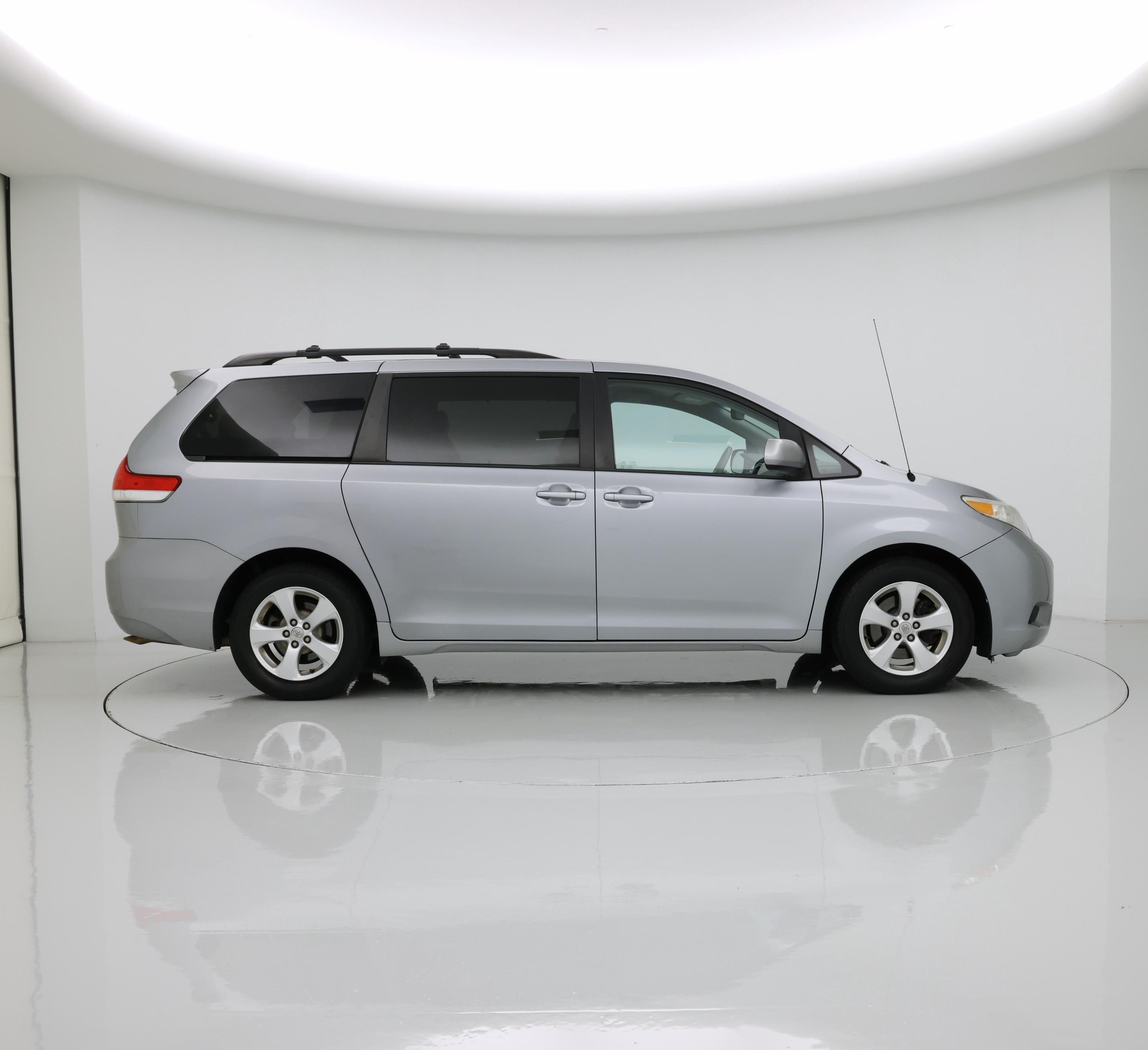 Thumbnail: 2014 Toyota Sienna - 7