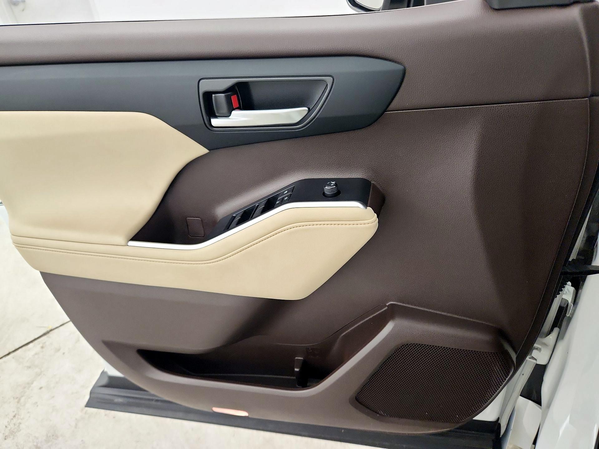 Thumbnail: 2021 Toyota Highlander - 12