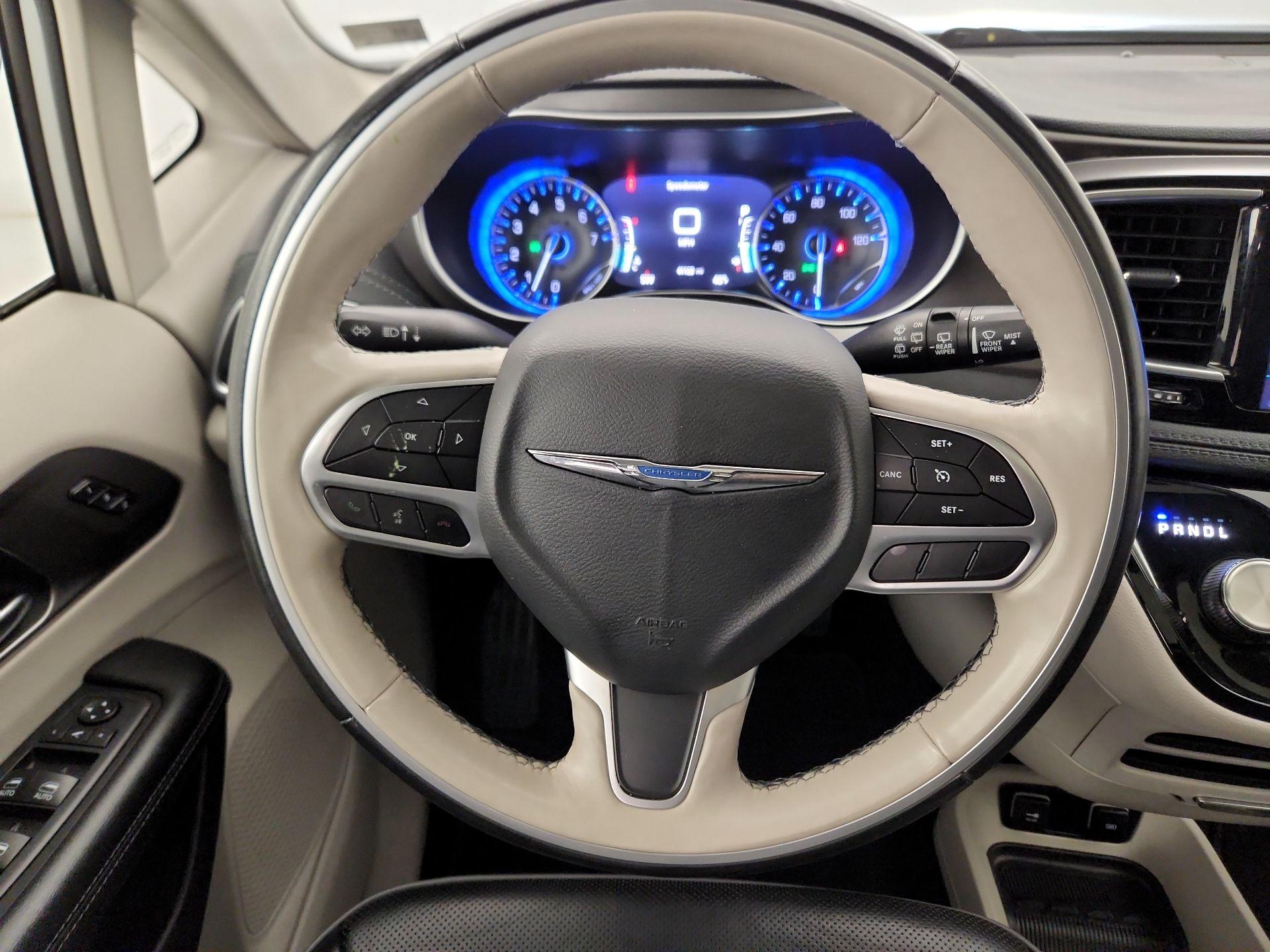 Thumbnail: 2019 Chrysler Pacifica - 10