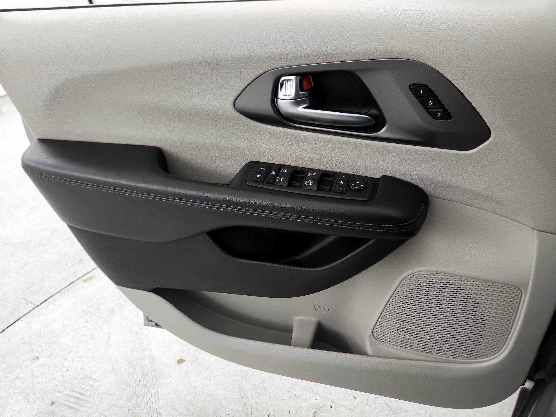 Thumbnail: 2019 Chrysler Pacifica - 12