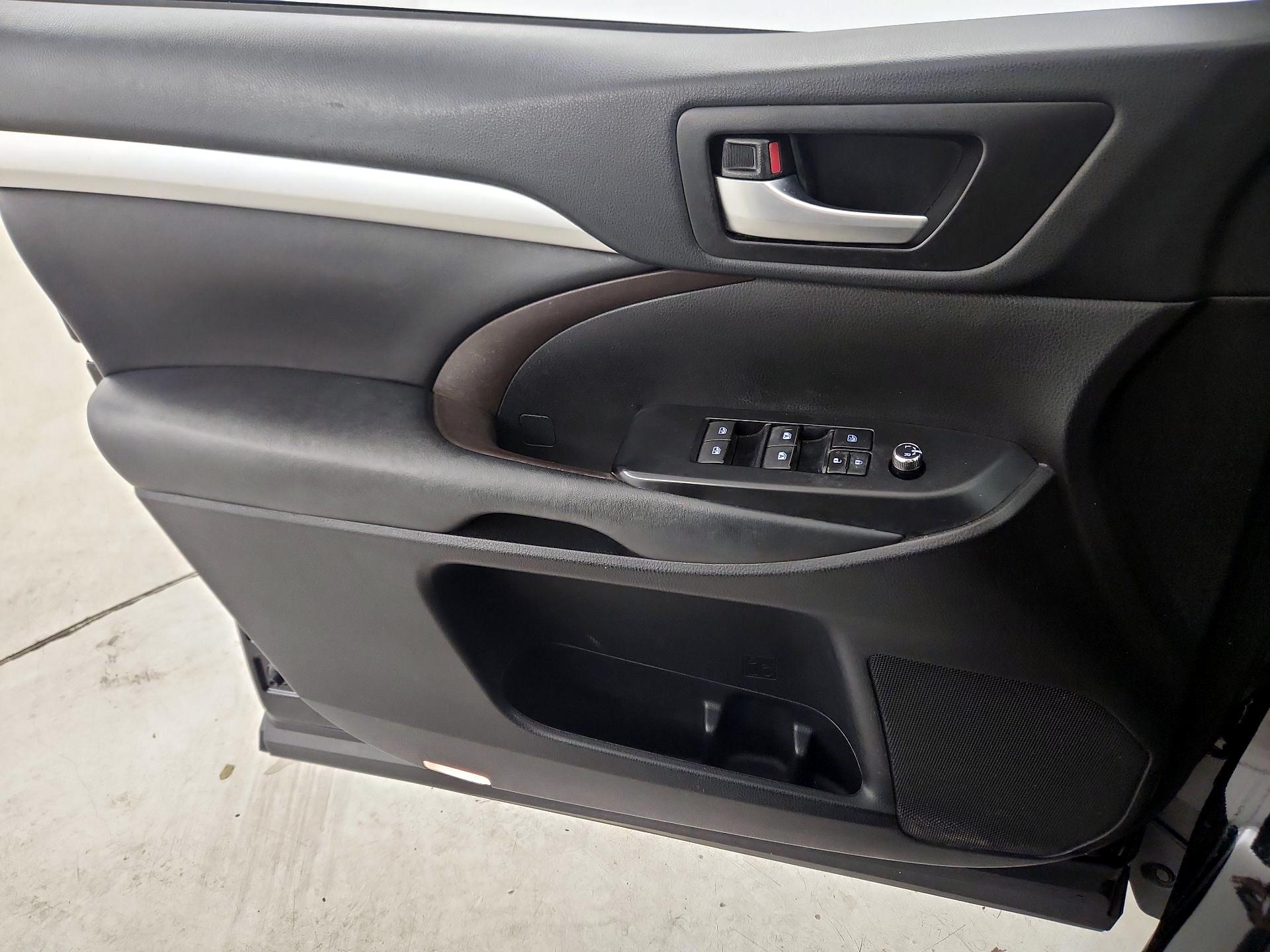 Thumbnail: 2019 Toyota Highlander - 12