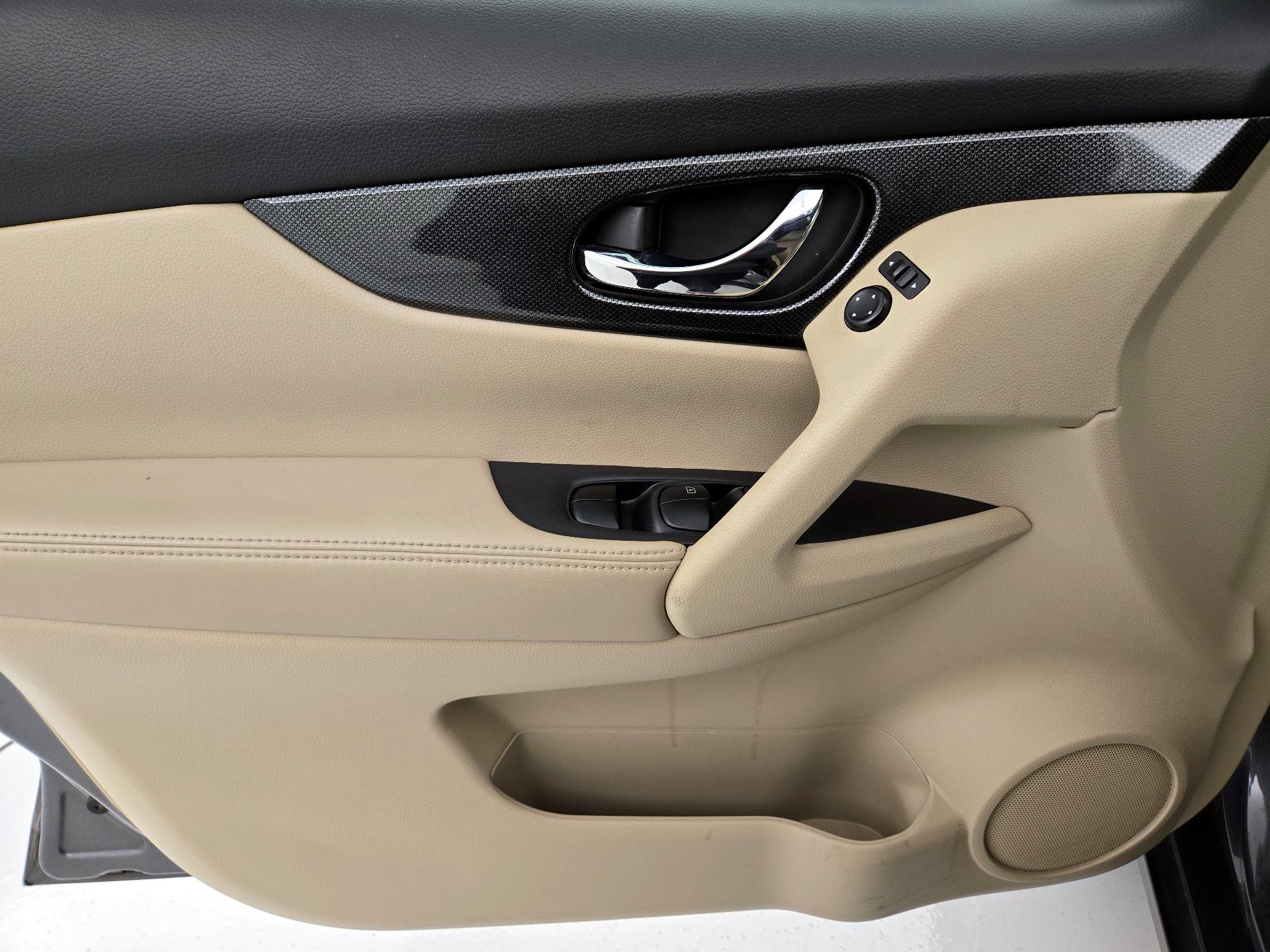 Thumbnail: 2015 Nissan Rogue - 12