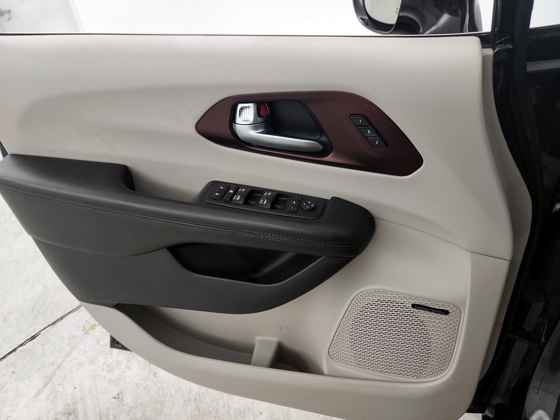 Thumbnail: 2017 Chrysler Pacifica - 12