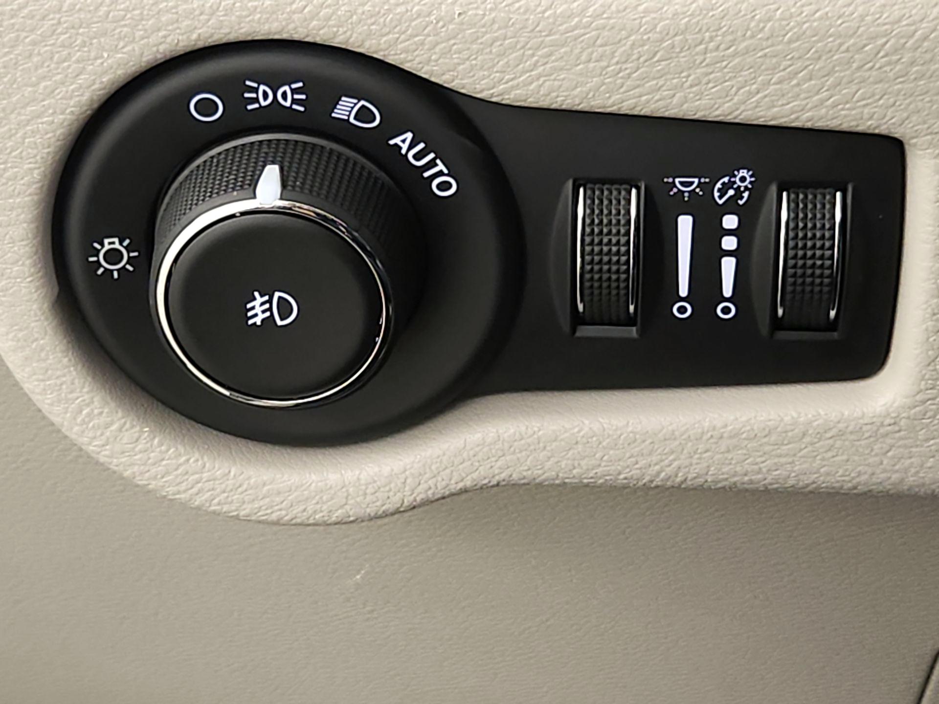 Thumbnail: 2017 Chrysler Pacifica - 13