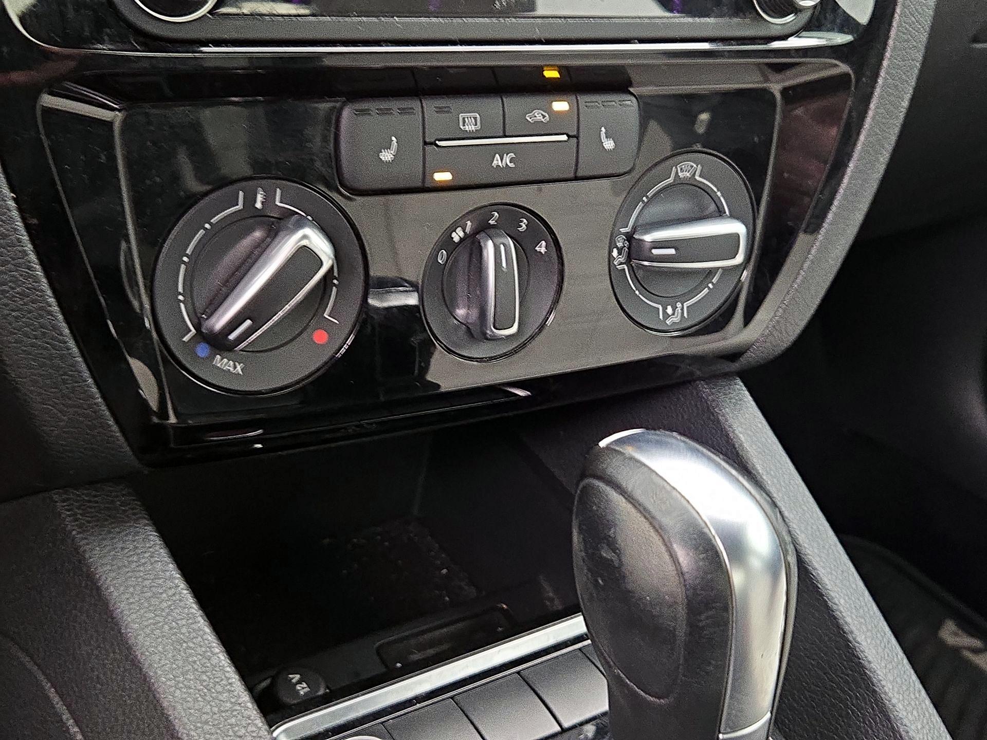 Thumbnail: 2016 Volkswagen Jetta - 17