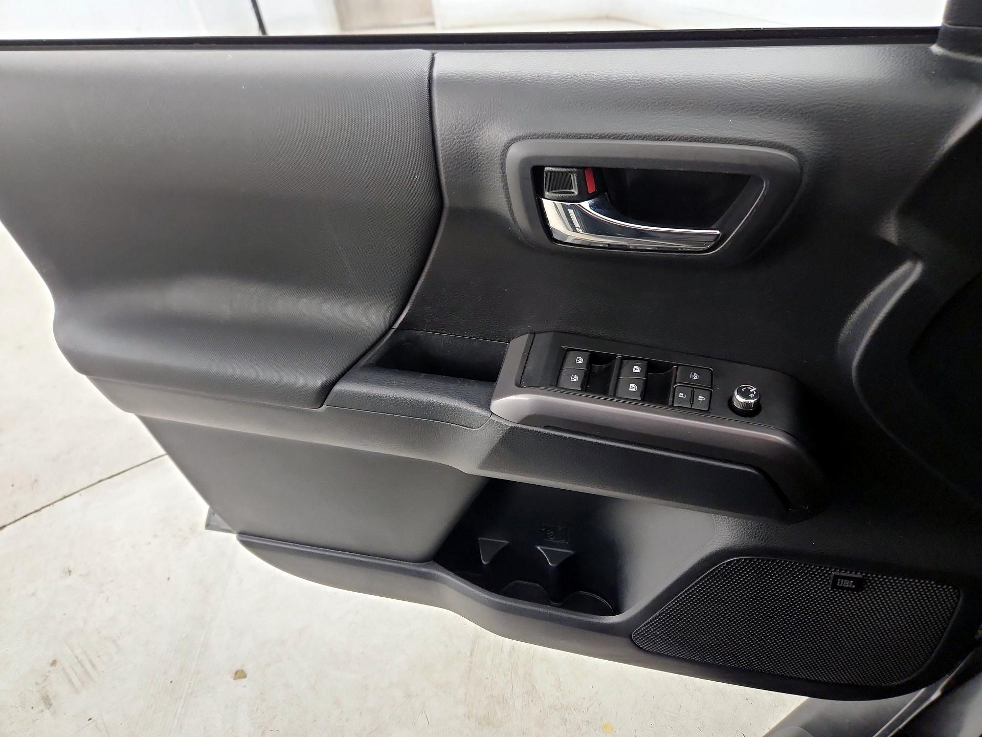 Thumbnail: 2018 Toyota Tacoma - 12