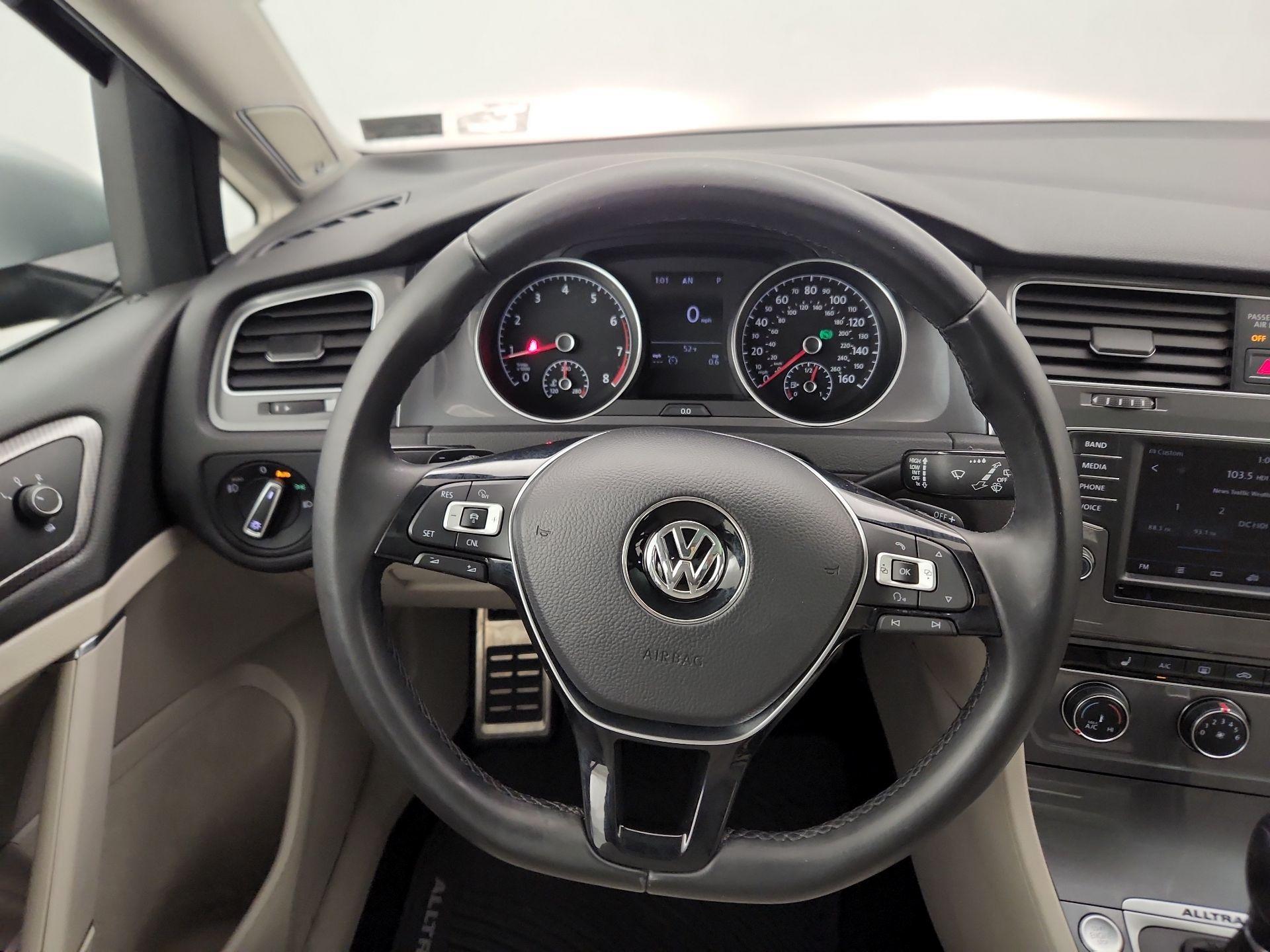 Thumbnail: 2017 Volkswagen Golf - 10