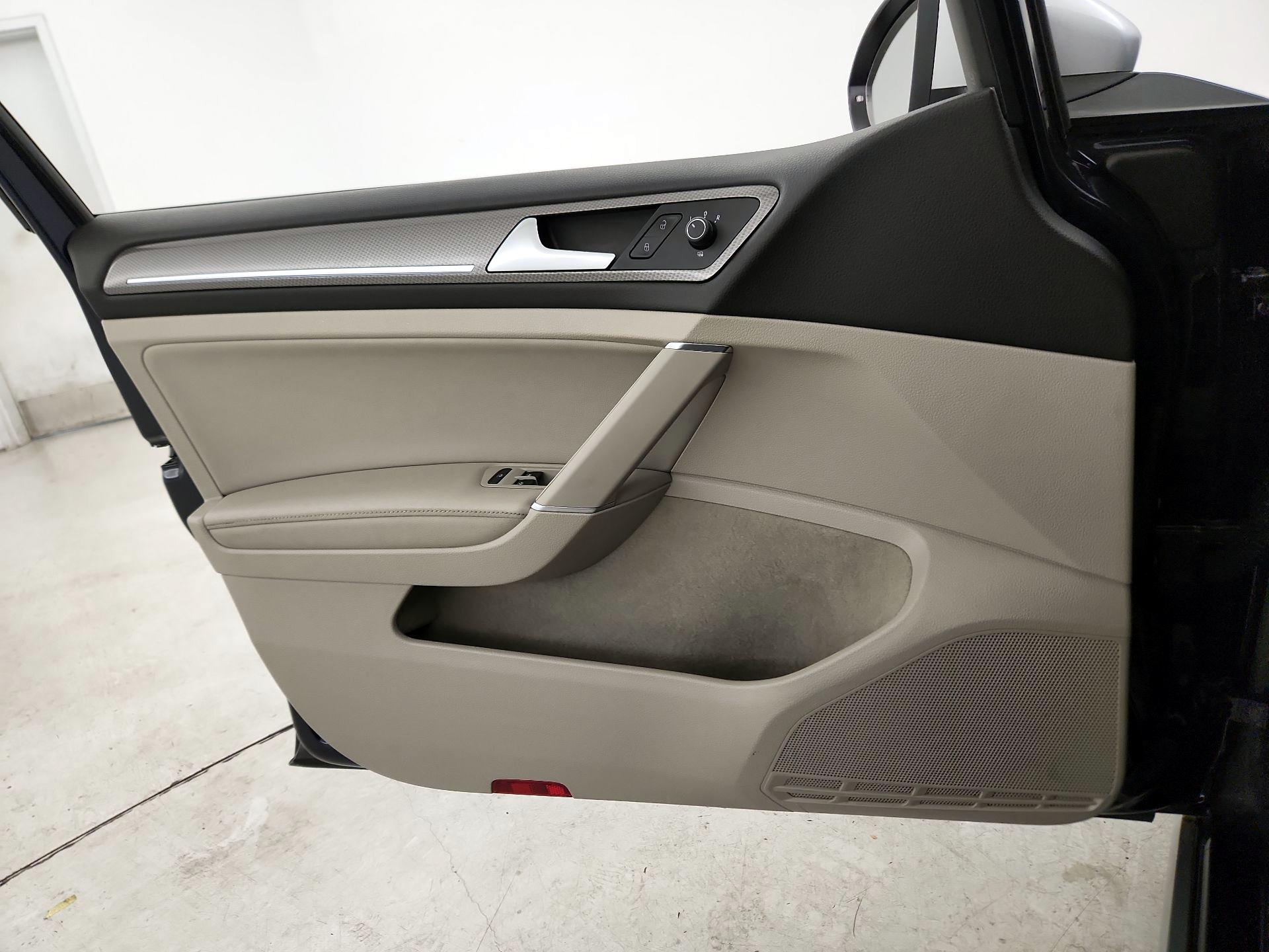 Thumbnail: 2017 Volkswagen Golf - 12