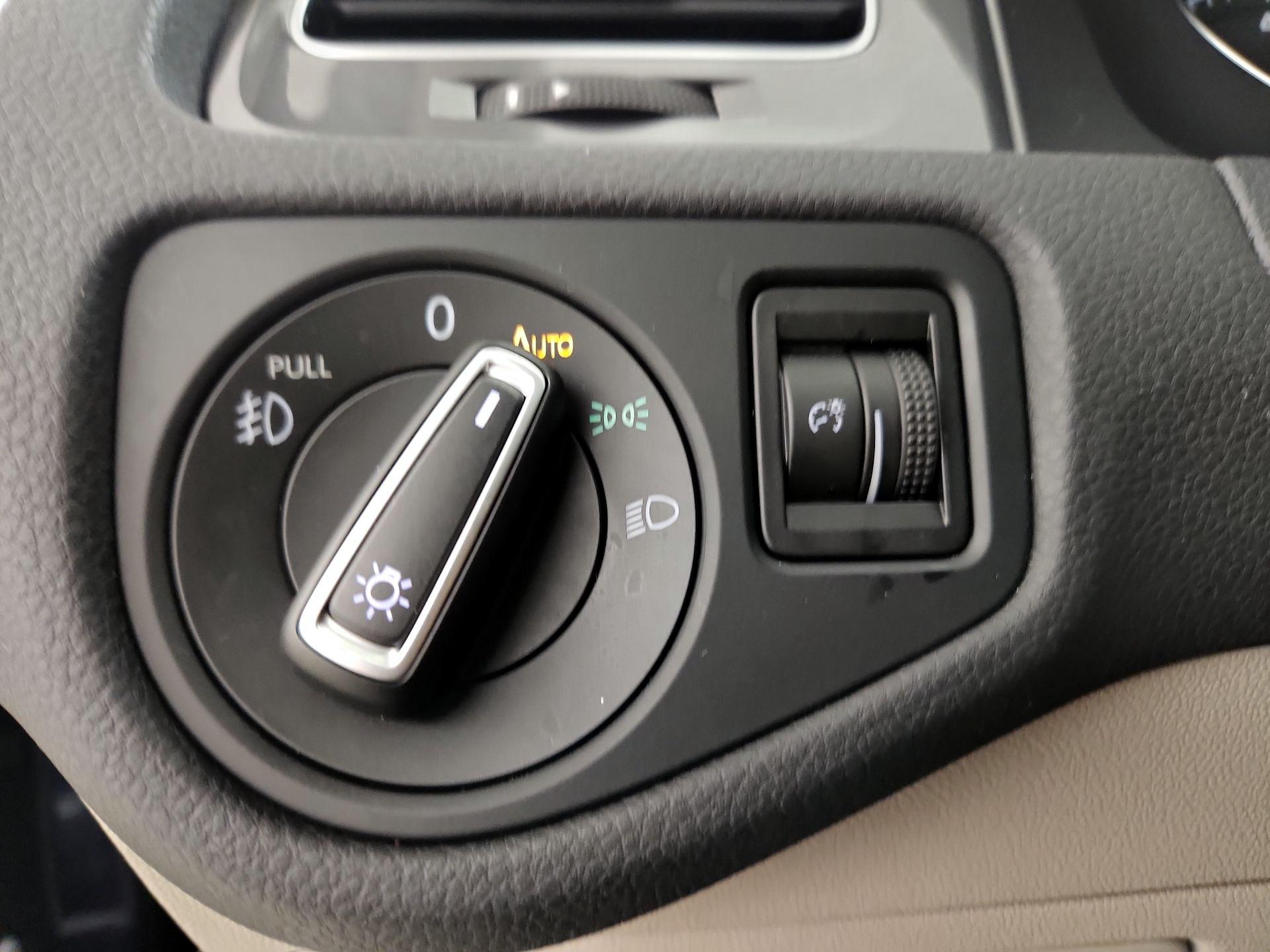 Thumbnail: 2017 Volkswagen Golf - 13